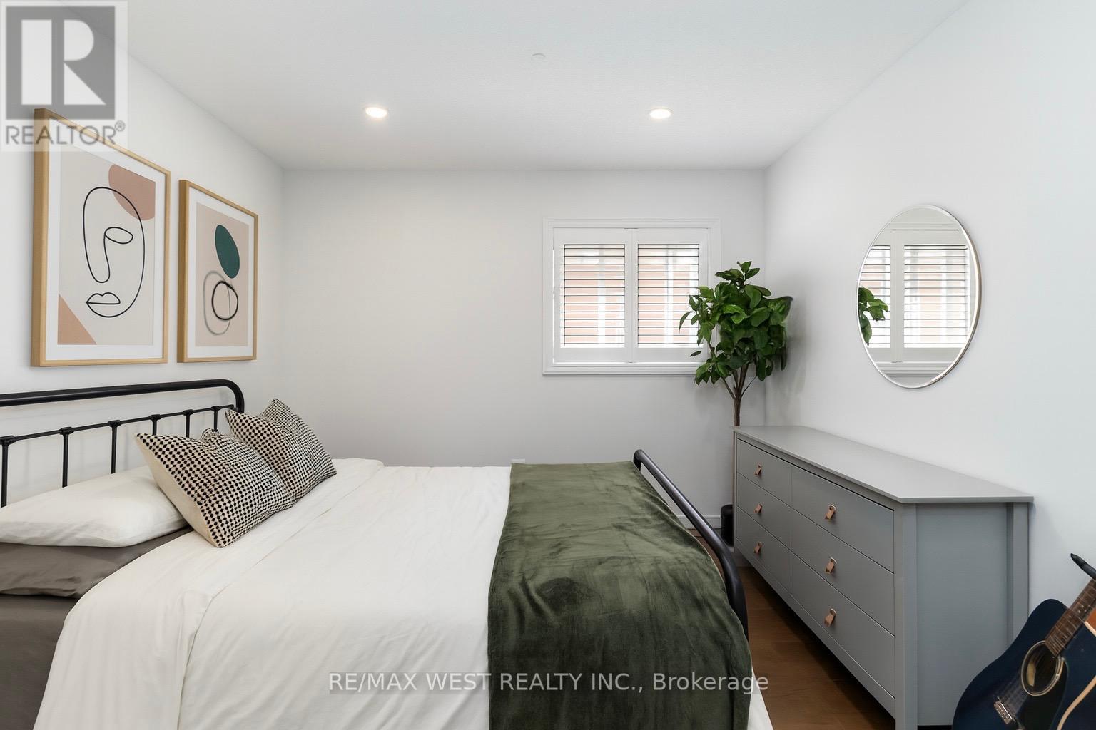 440 Bluesky Crescent, Mississauga, Ontario  L5R 2R9 - Photo 16 - W12446066
