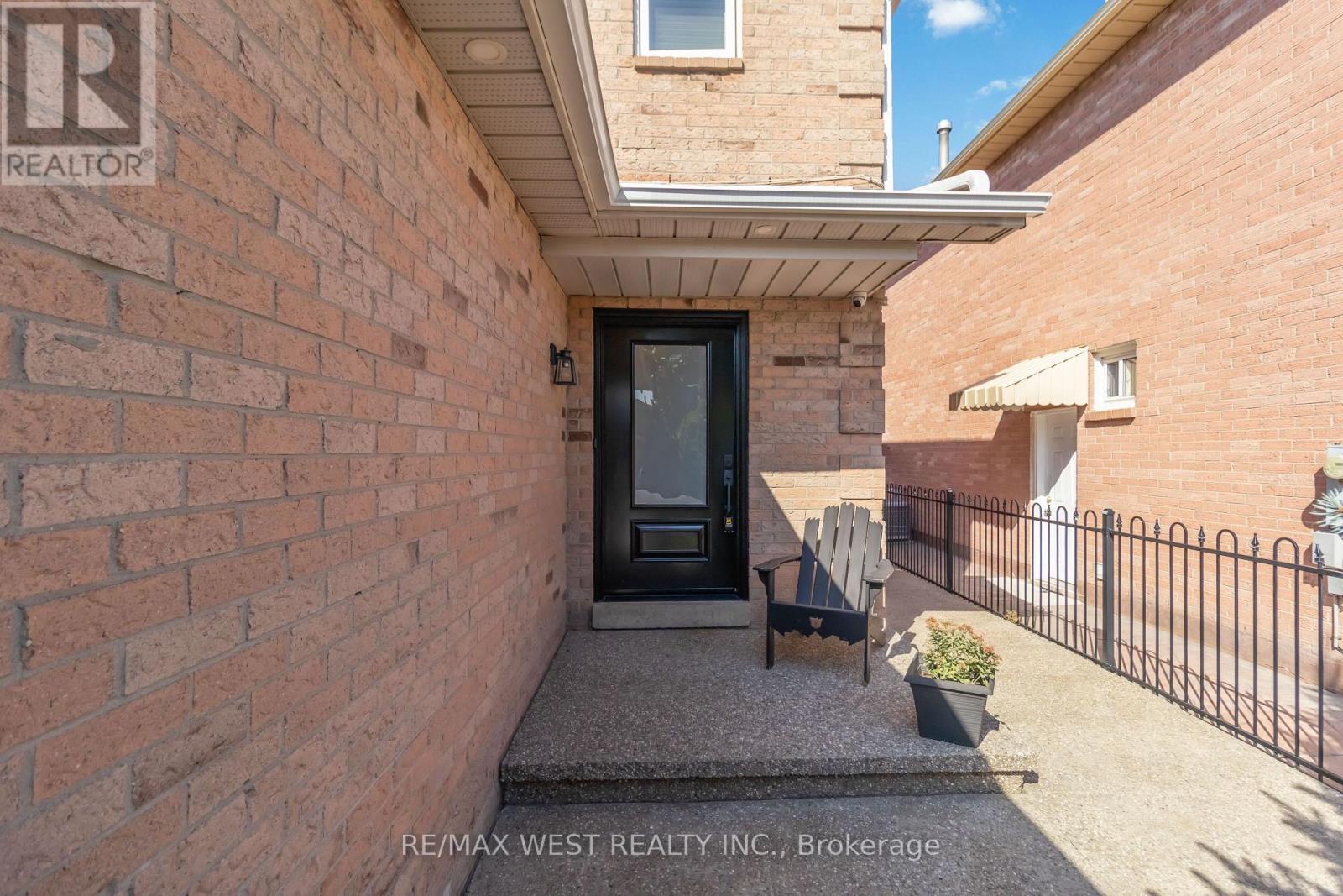 440 Bluesky Crescent, Mississauga, Ontario  L5R 2R9 - Photo 2 - W12446066