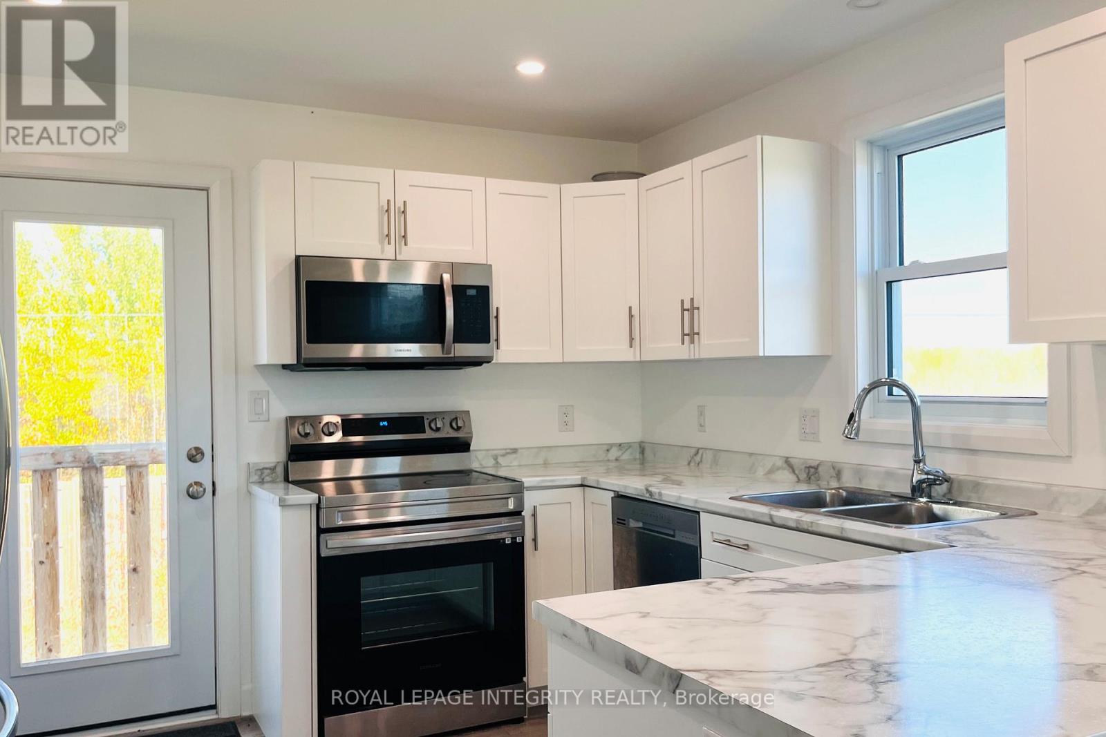 20 Terrance Drive, Petawawa, Ontario  K8H 2W8 - Photo 19 - X12446083