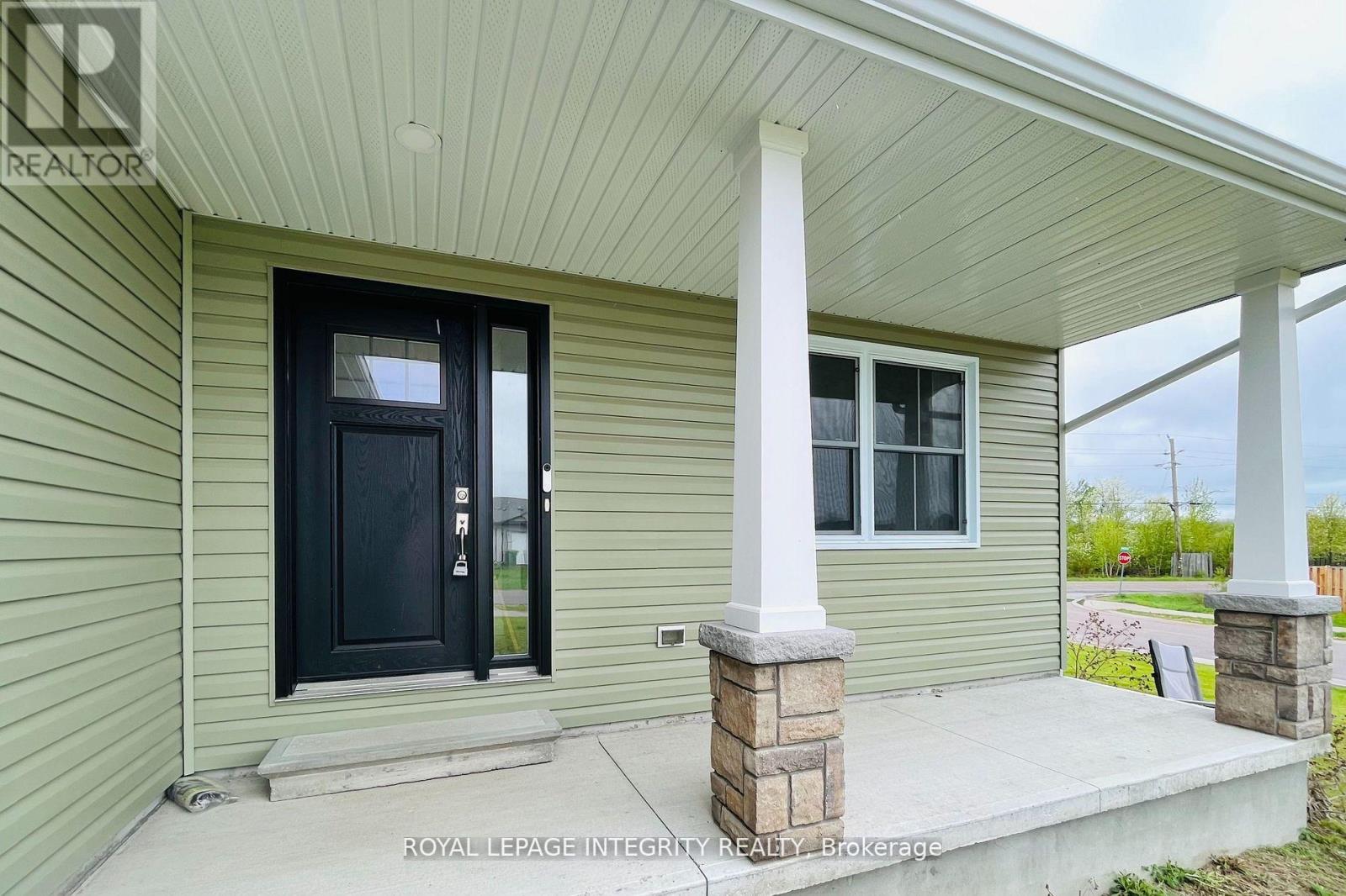 20 Terrance Drive, Petawawa, Ontario  K8H 2W8 - Photo 3 - X12446083