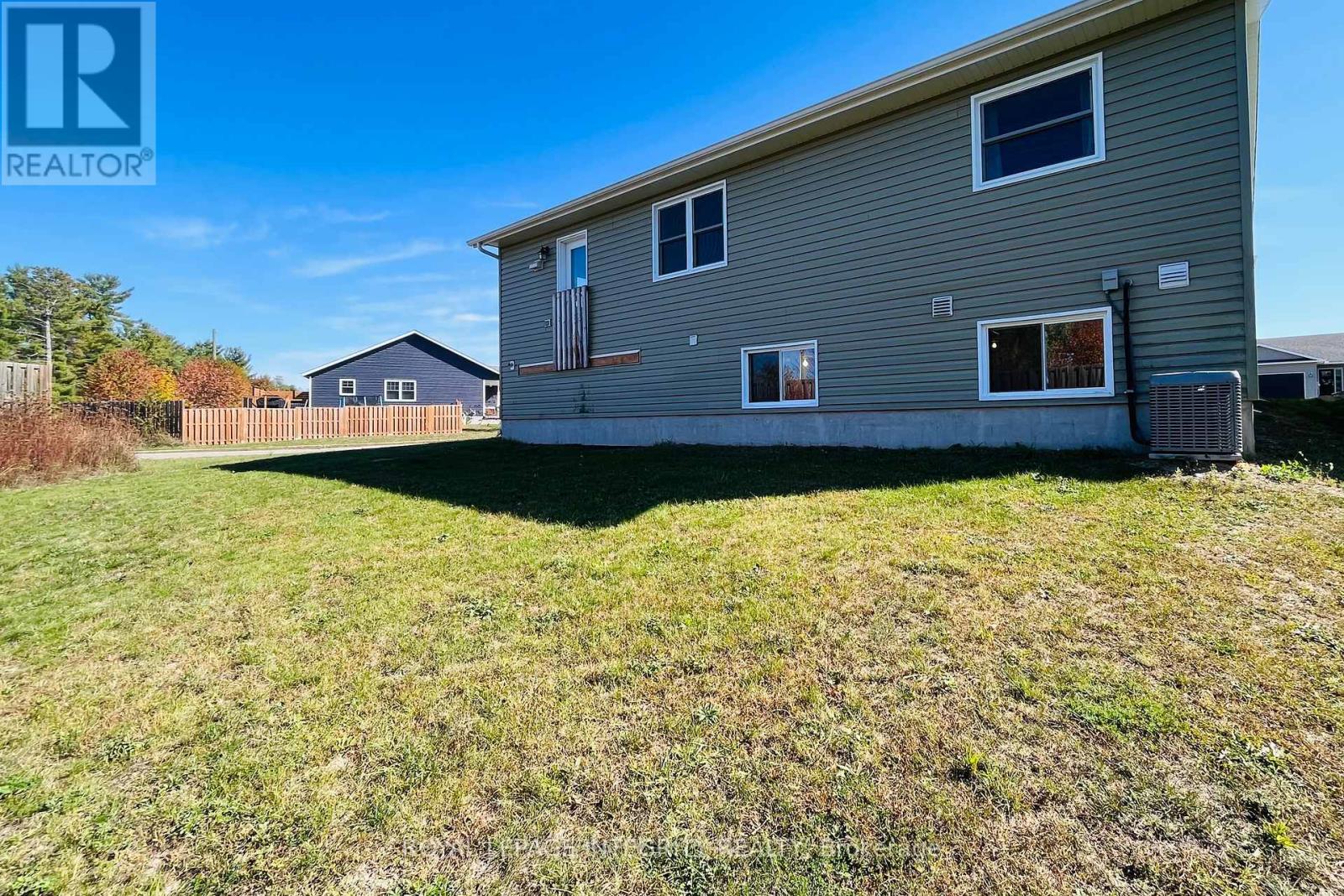 20 Terrance Drive, Petawawa, Ontario  K8H 2W8 - Photo 32 - X12446083