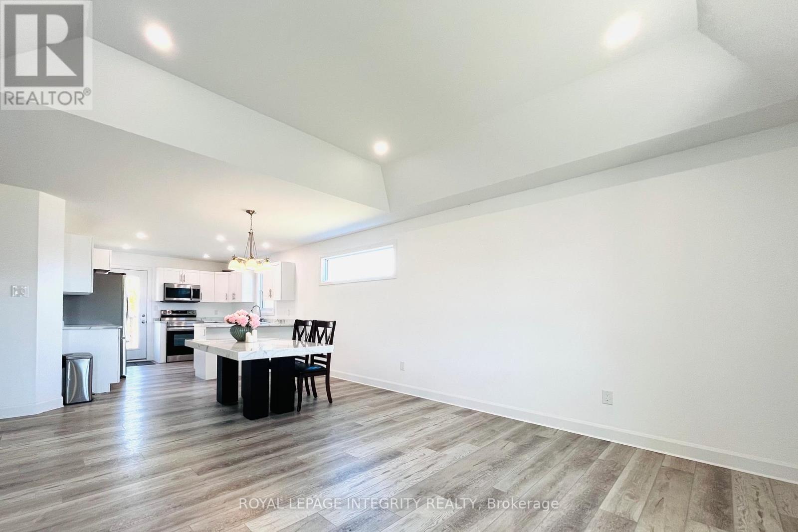 20 Terrance Drive, Petawawa, Ontario  K8H 2W8 - Photo 4 - X12446083