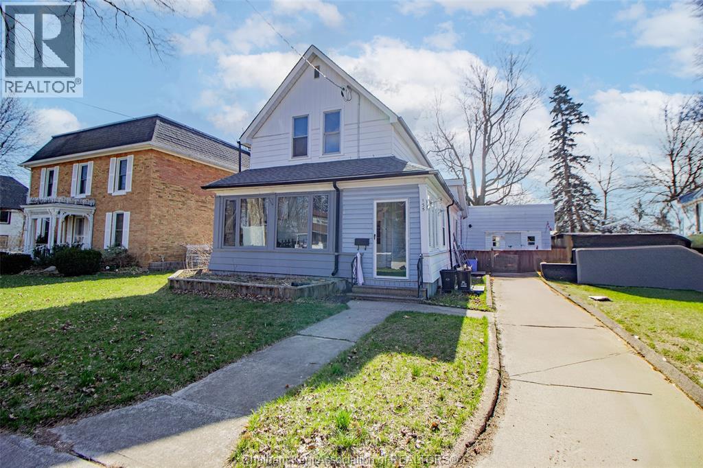 MLS# 25025292: 135 CHESTNUT STREET, Bothwell, Canada