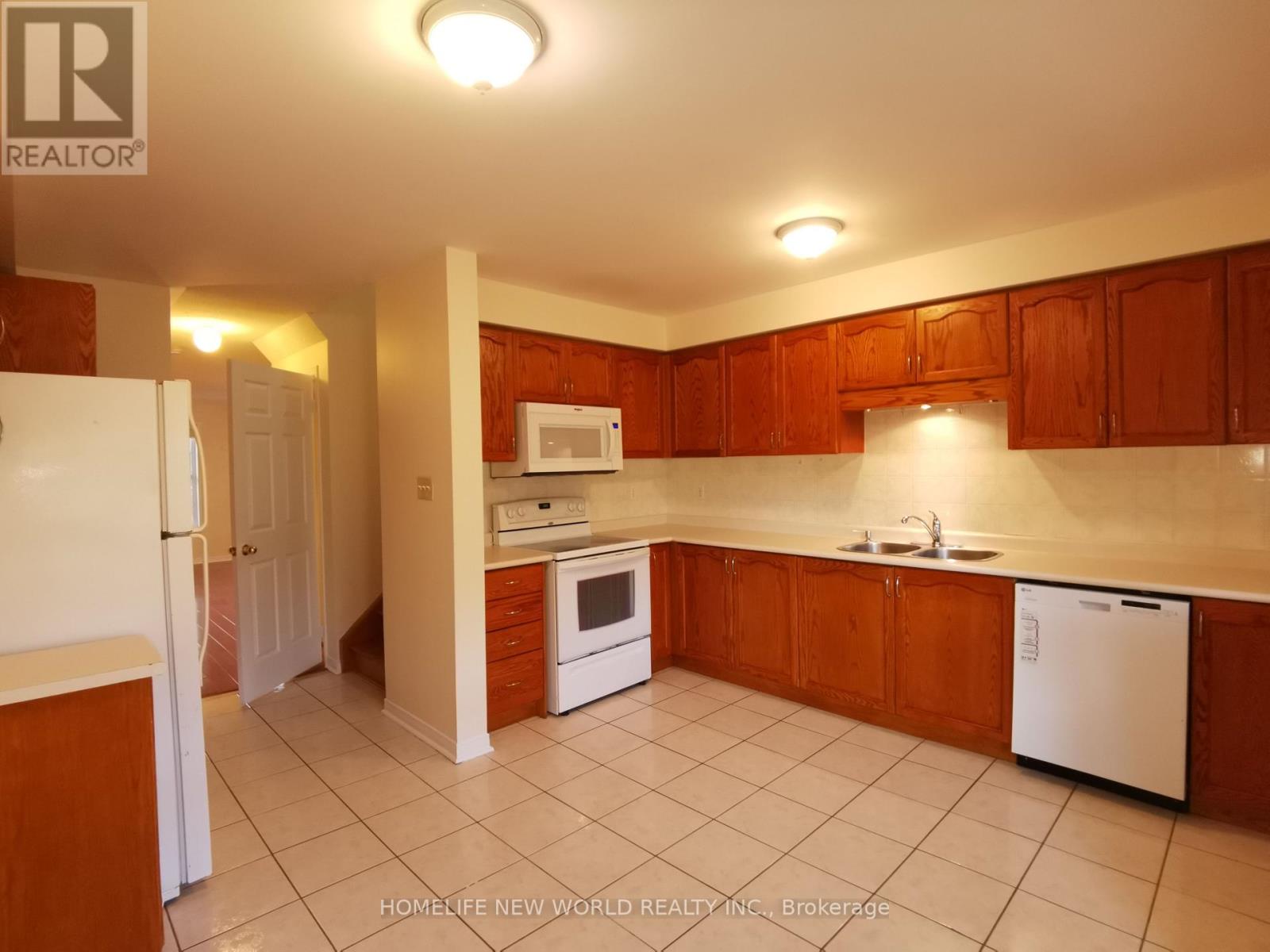 99 Selkirk Drive, Richmond Hill, Ontario  L4B 4S4 - Photo 6 - N12414159