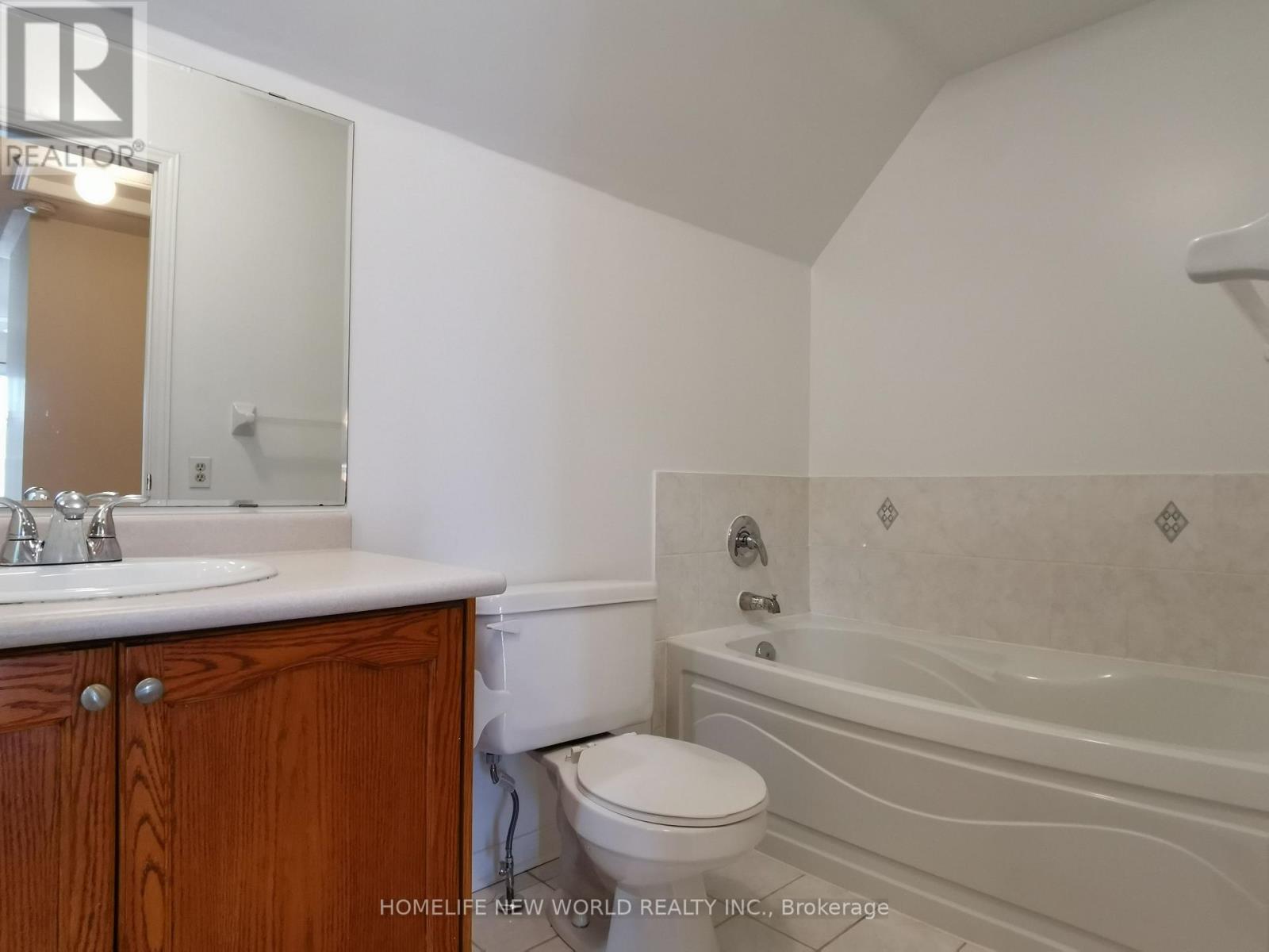 99 Selkirk Drive, Richmond Hill, Ontario  L4B 4S4 - Photo 11 - N12414159