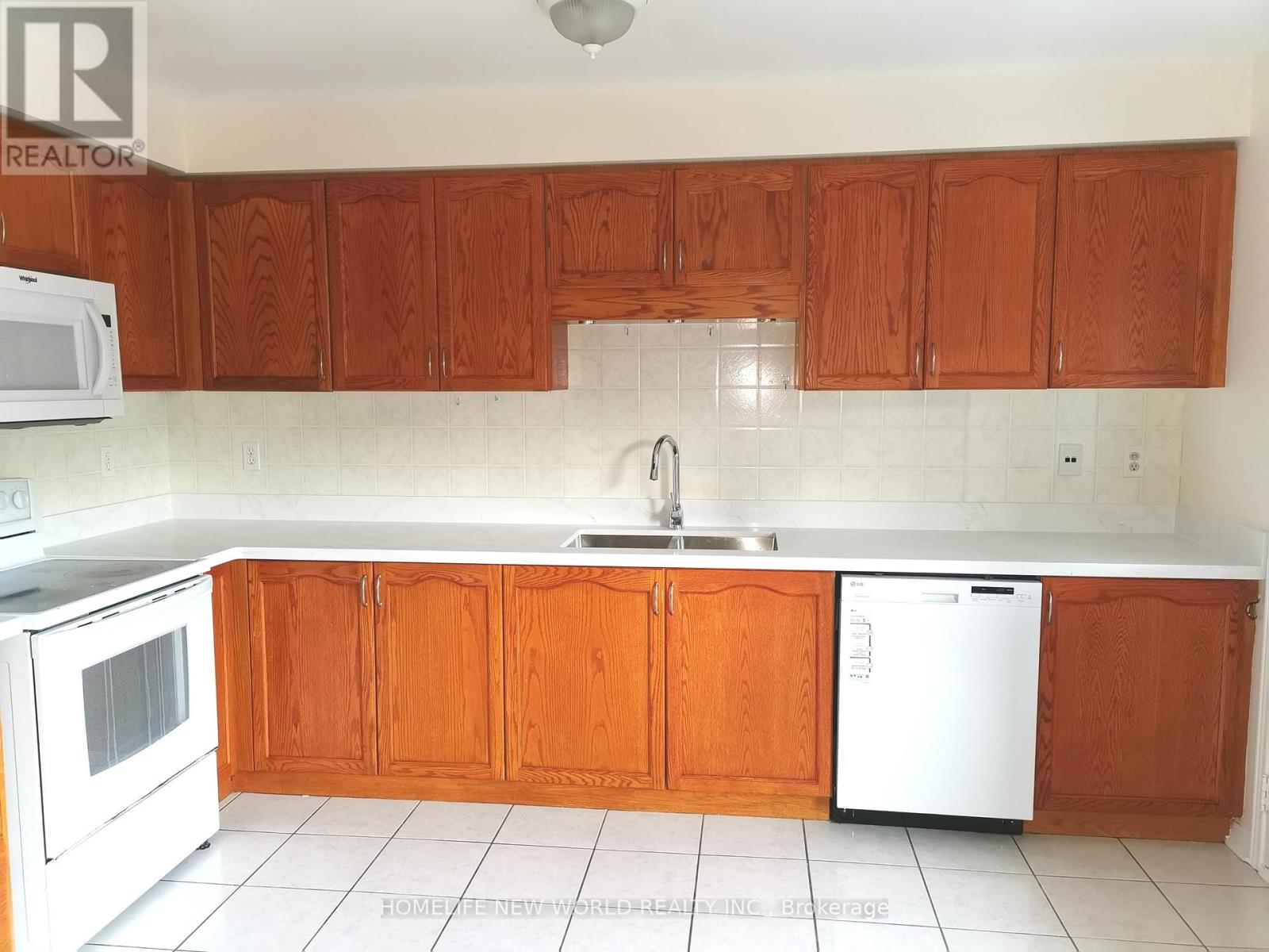 99 Selkirk Drive, Richmond Hill, Ontario  L4B 4S4 - Photo 7 - N12414159