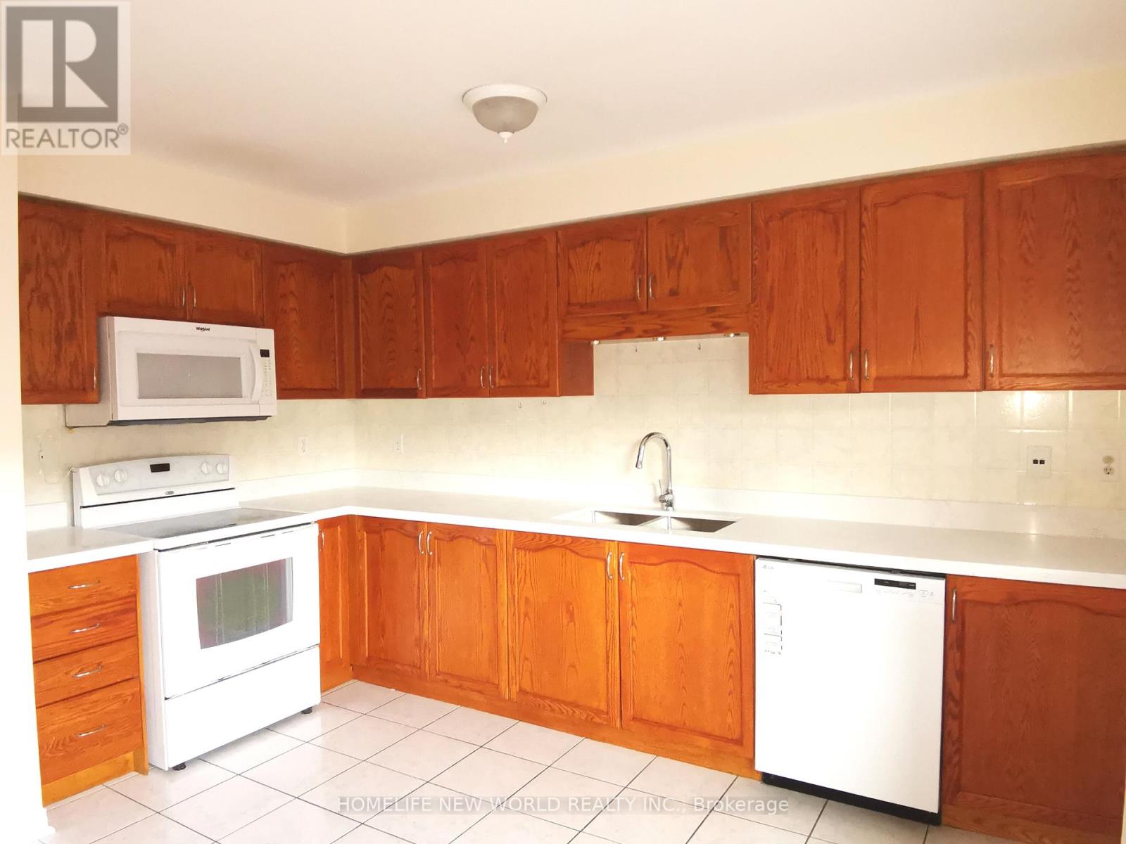 99 Selkirk Drive, Richmond Hill, Ontario  L4B 4S4 - Photo 8 - N12414159
