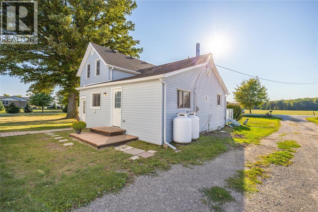 1224 Brigden Road, Sombra, Ontario  N0P 2H0 - Photo 4 - 25025313