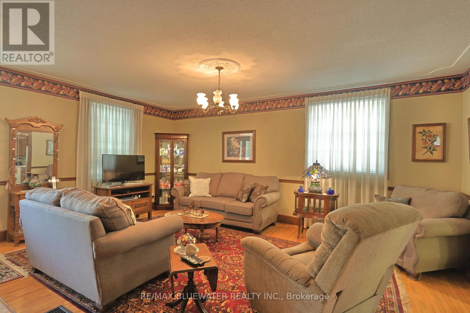 197 Broad Street, North Middlesex (Parkhill), Ontario  N0M 2K0 - Photo 12 - X12446136