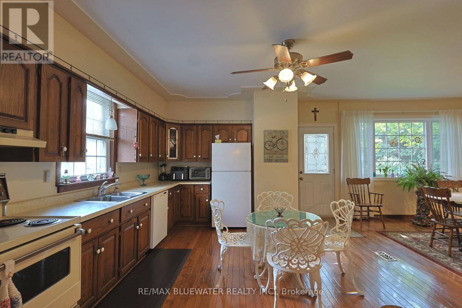 197 Broad Street, North Middlesex (Parkhill), Ontario  N0M 2K0 - Photo 13 - X12446136