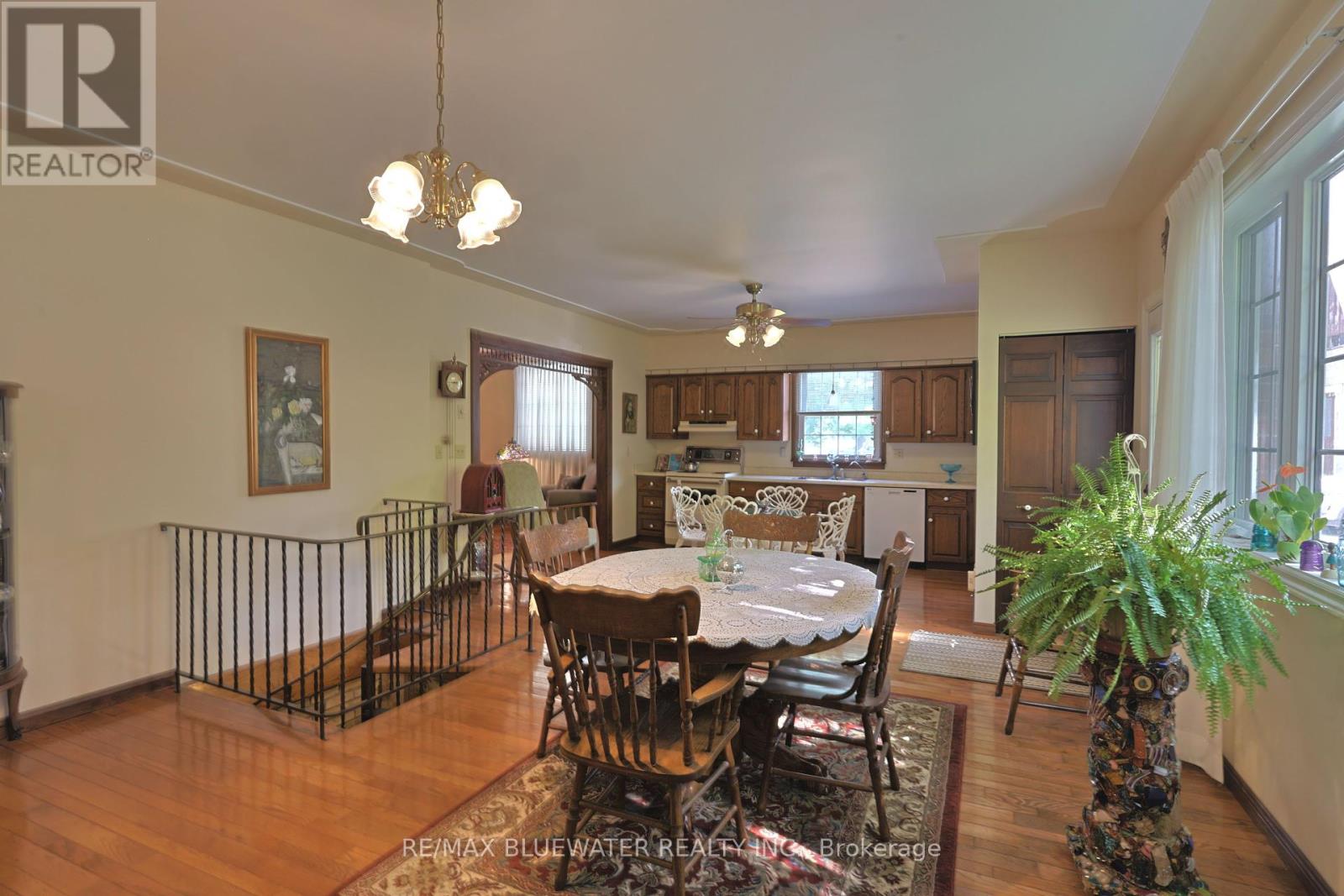 197 Broad Street, North Middlesex (Parkhill), Ontario  N0M 2K0 - Photo 18 - X12446136