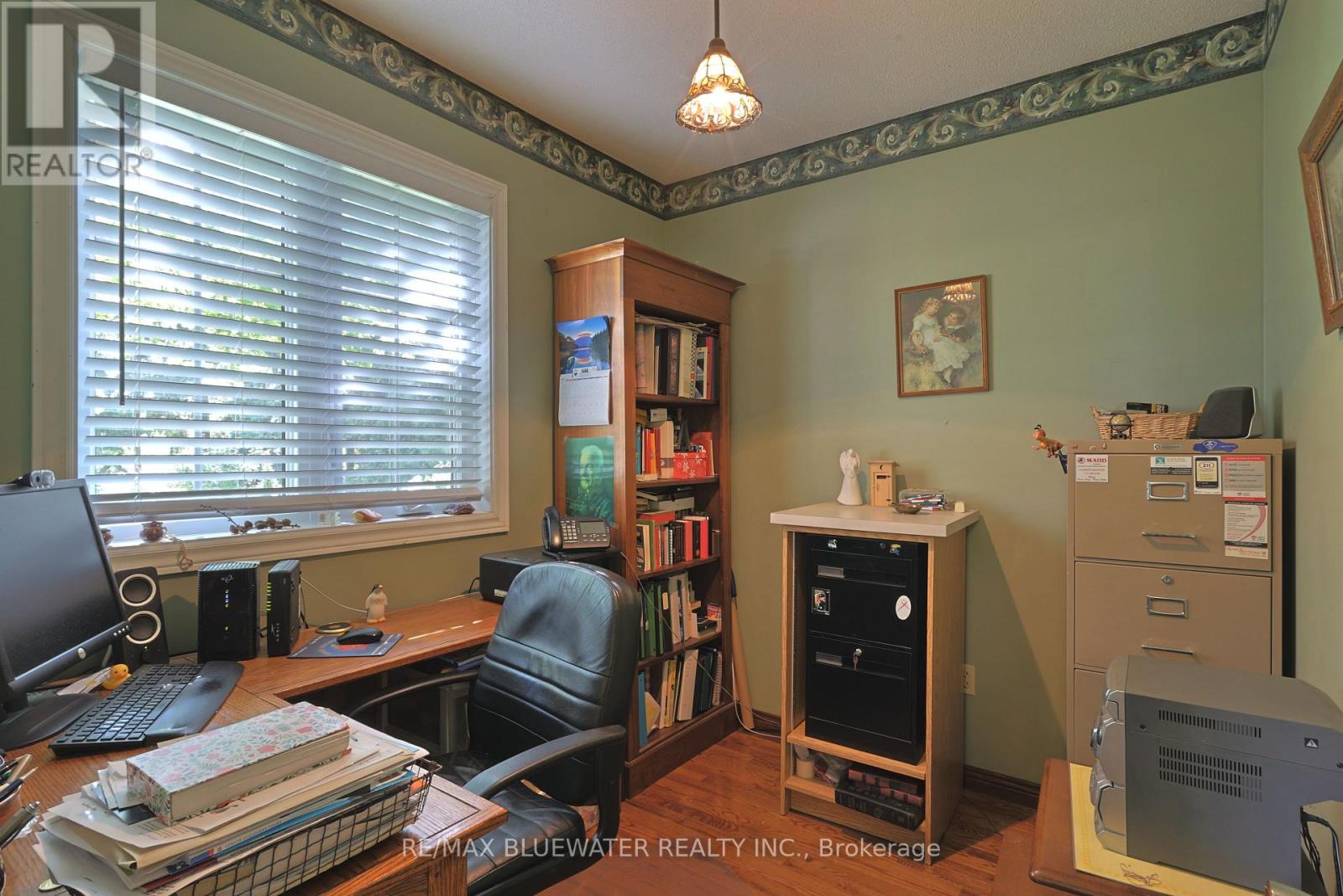 197 Broad Street, North Middlesex (Parkhill), Ontario  N0M 2K0 - Photo 20 - X12446136