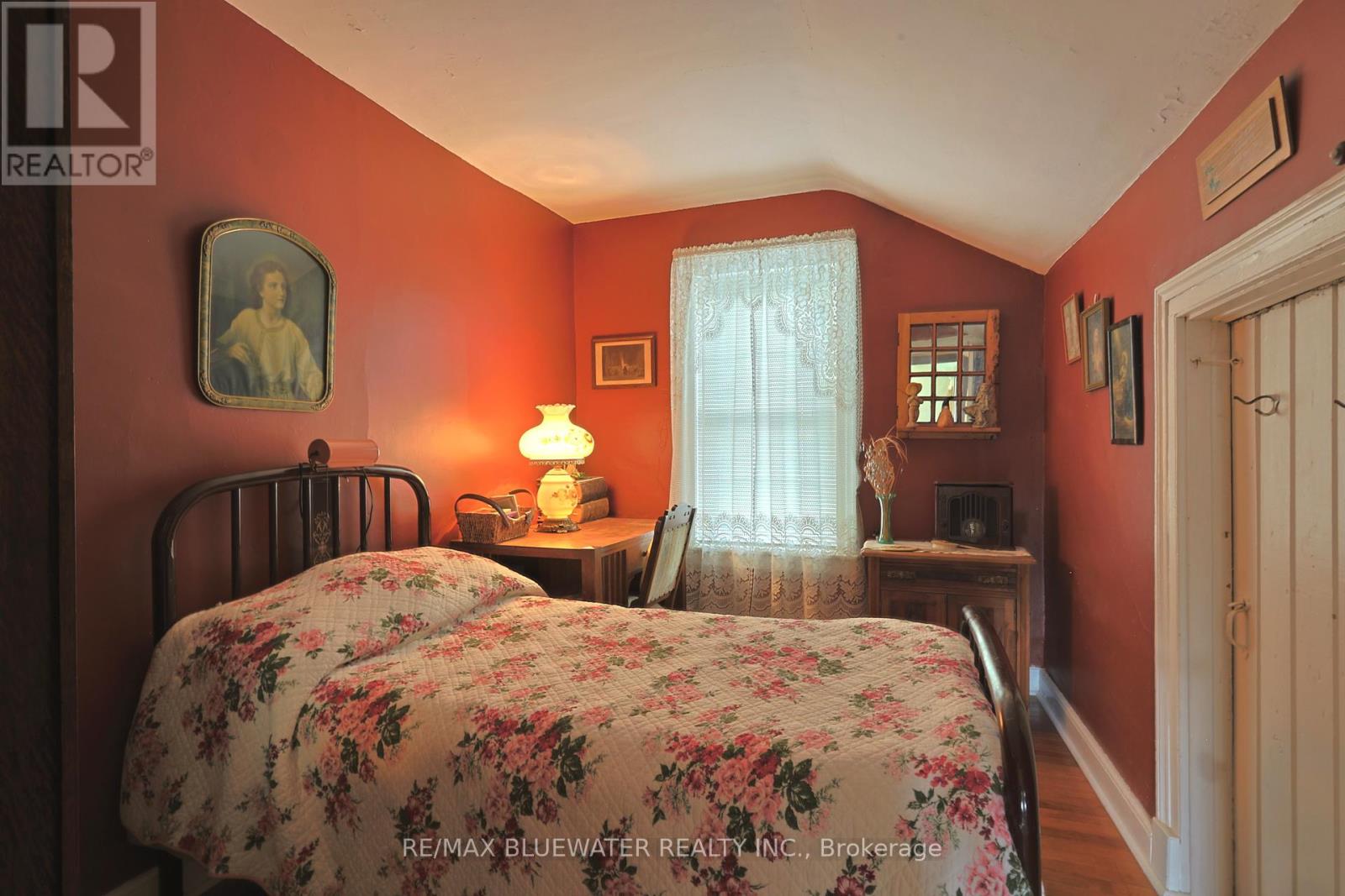 197 Broad Street, North Middlesex (Parkhill), Ontario  N0M 2K0 - Photo 28 - X12446136
