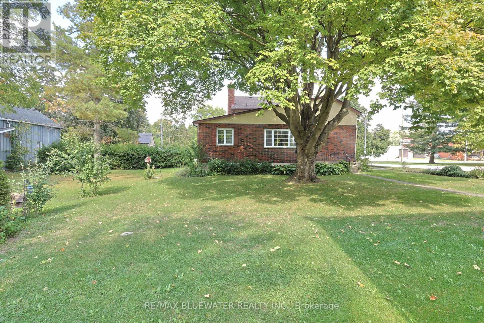197 Broad Street, North Middlesex (Parkhill), Ontario  N0M 2K0 - Photo 33 - X12446136