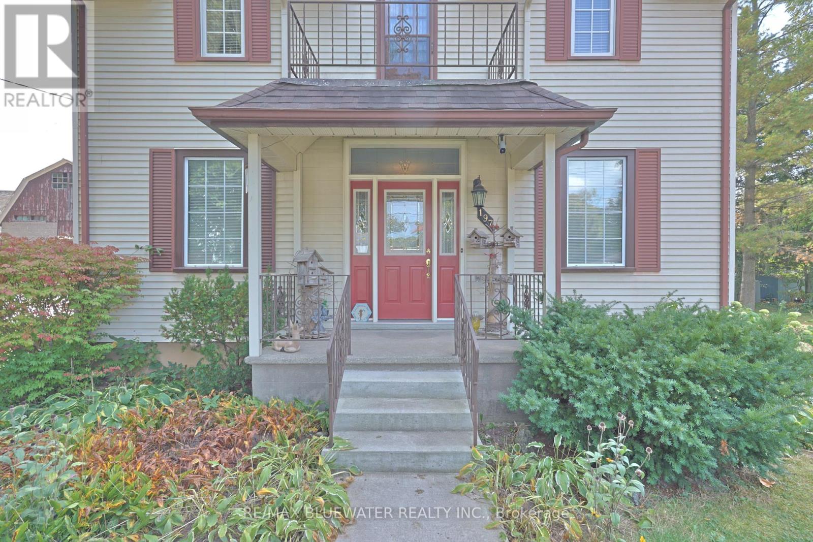 197 Broad Street, North Middlesex (Parkhill), Ontario  N0M 2K0 - Photo 8 - X12446136