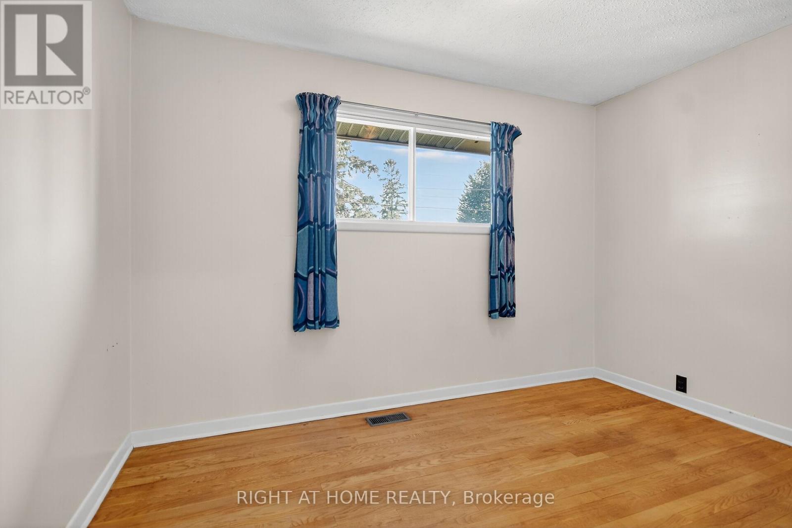 6 Higwood Drive, Ottawa, Ontario  K2E 5K7 - Photo 20 - X12446129