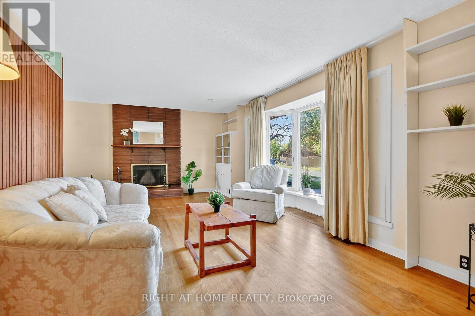 6 Higwood Drive, Ottawa, Ontario  K2E 5K7 - Photo 5 - X12446129