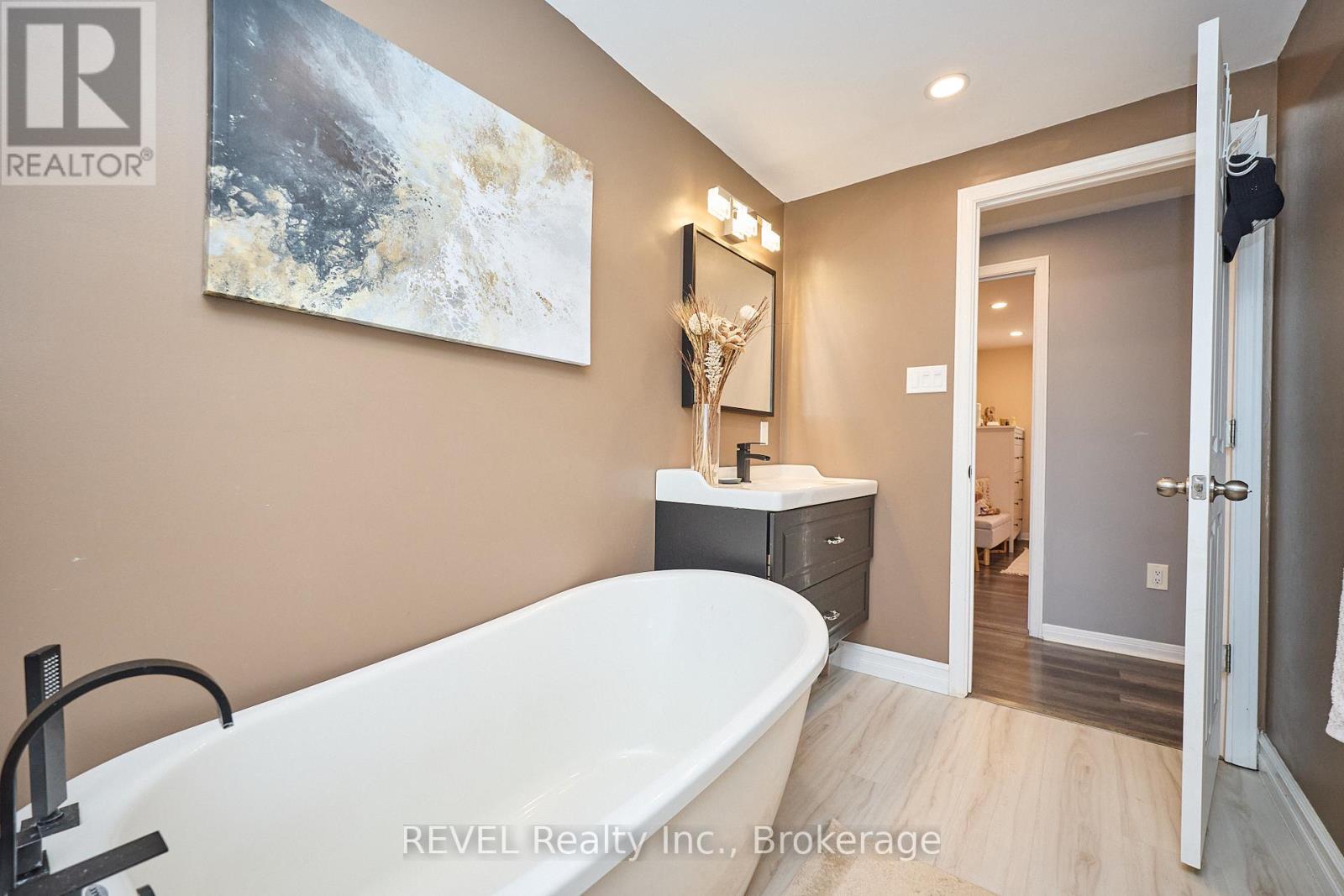 35 Romy Crescent, Thorold, Ontario  L2V 4L1 - Photo 29 - X12446127