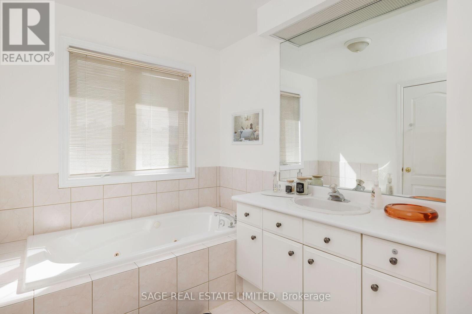 43 Mulholland Drive, Vaughan, Ontario  L4J 7T7 - Photo 17 - N12446116