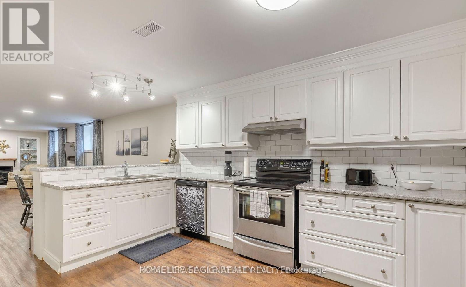 Lower - 10 Duval Drive, Barrie, Ontario  L4M 6V2 - Photo 6 - S12446113