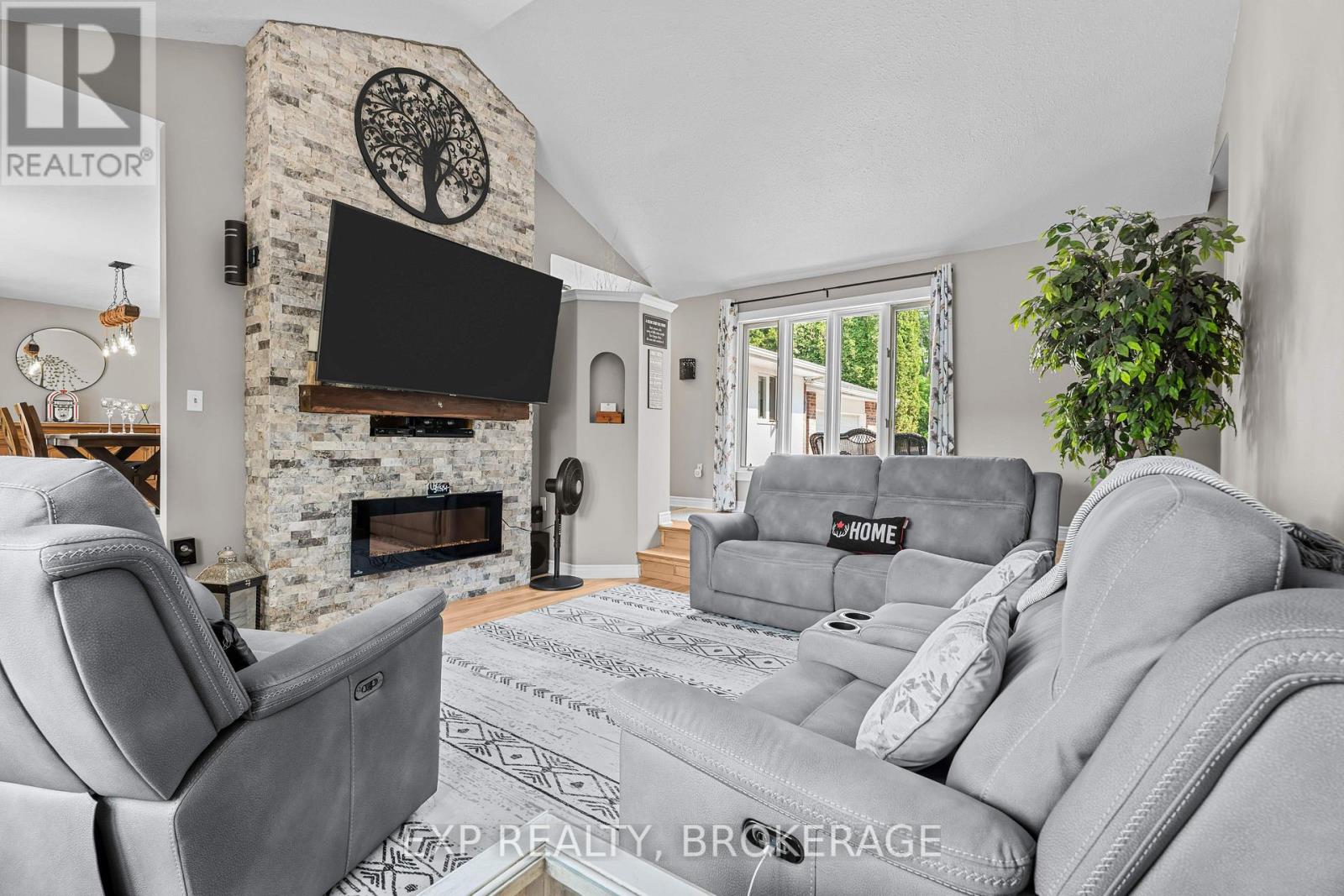 5525 Rideau Road, South Frontenac, Ontario  K0H 1H0 - Photo 6 - X12446144