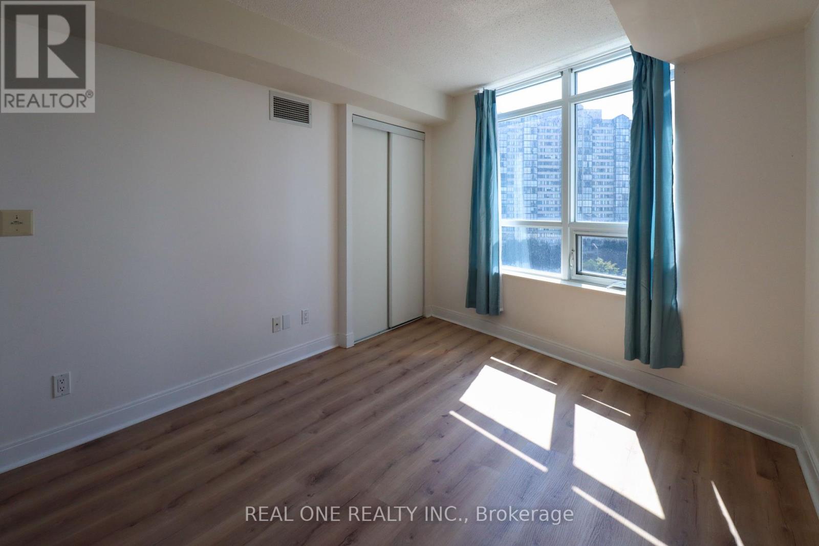 801 - 330 Burnhamthorpe Road W, Mississauga, Ontario  L5B 0E1 - Photo 14 - W12446099
