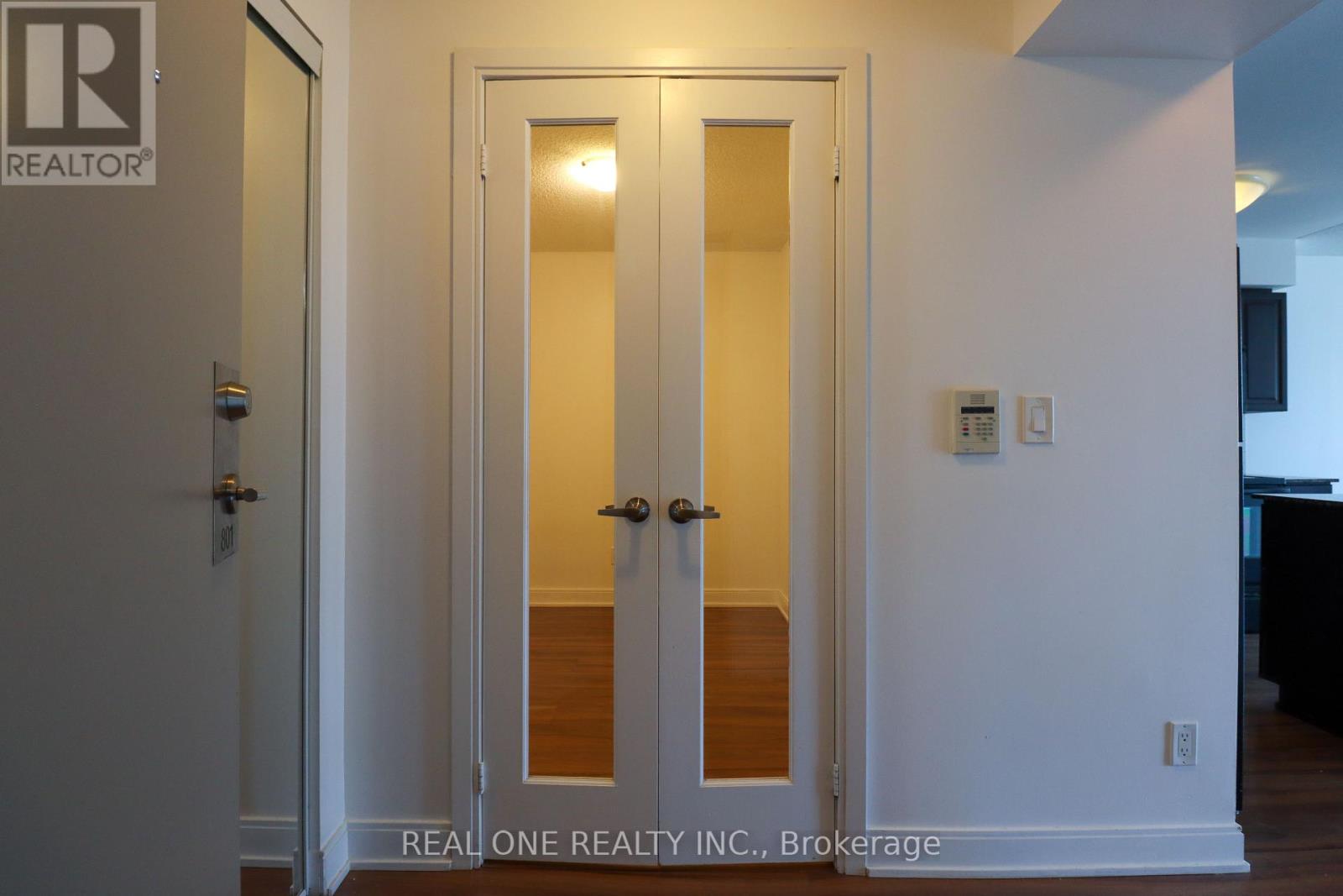 801 - 330 Burnhamthorpe Road W, Mississauga, Ontario  L5B 0E1 - Photo 16 - W12446099