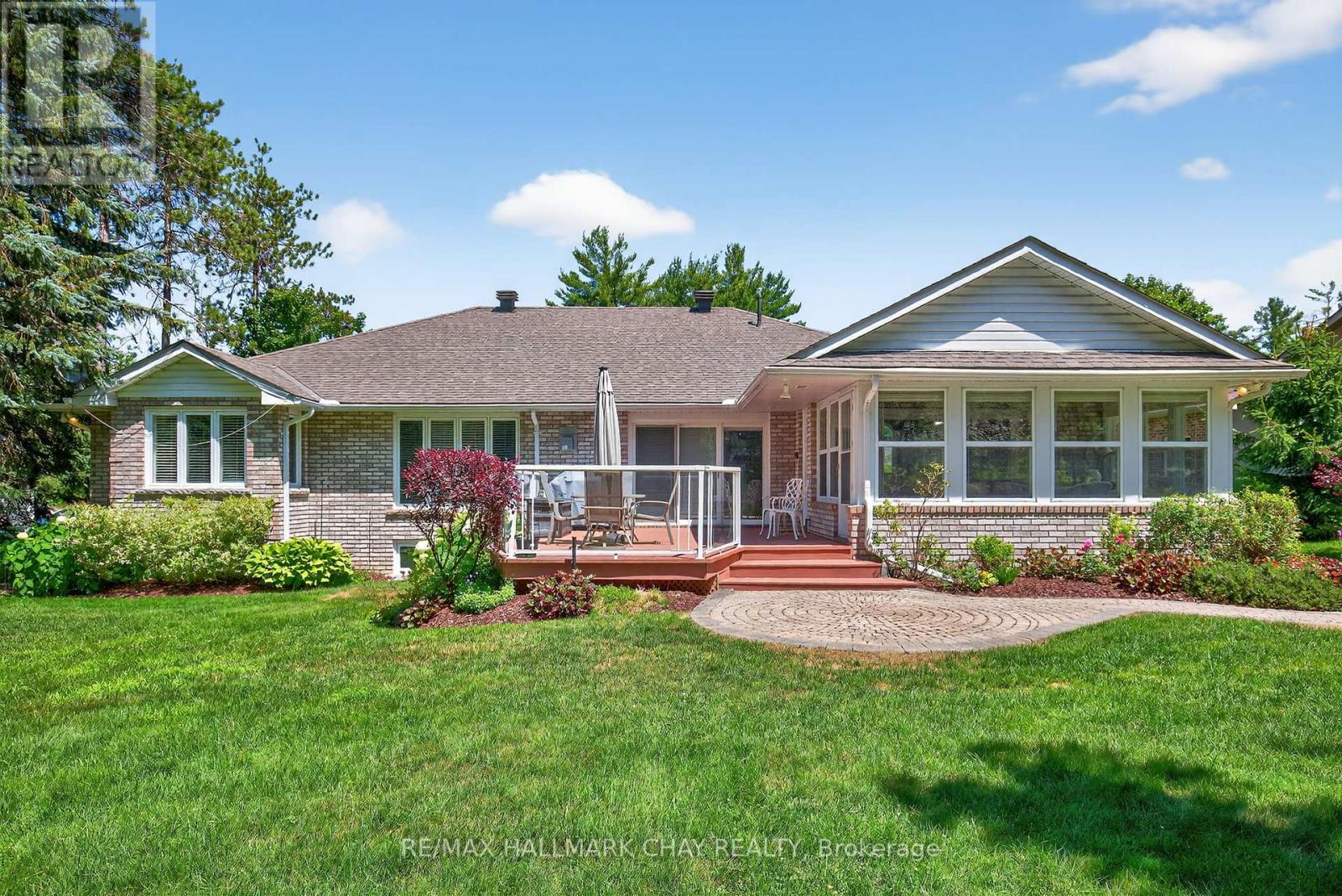 49 Fairway Court, Oro-Medonte, Ontario  L0L 2L0 - Photo 3 - S12305634