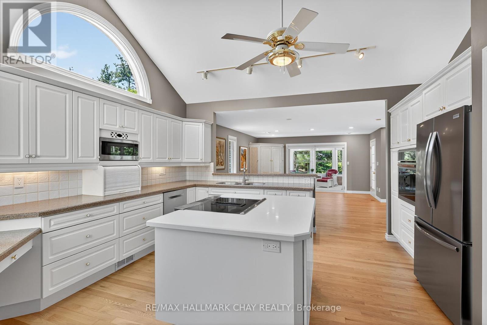 49 Fairway Court, Oro-Medonte, Ontario  L0L 2L0 - Photo 7 - S12305634