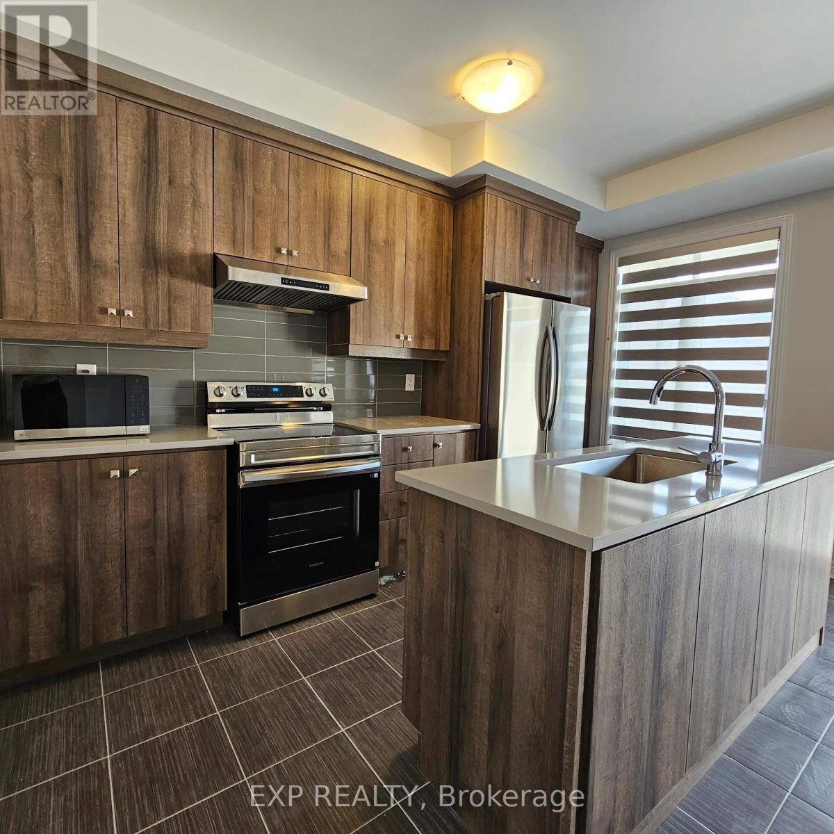 104 Grassbank Road, Brampton, Ontario  L6R 4E7 - Photo 4 - W12446148