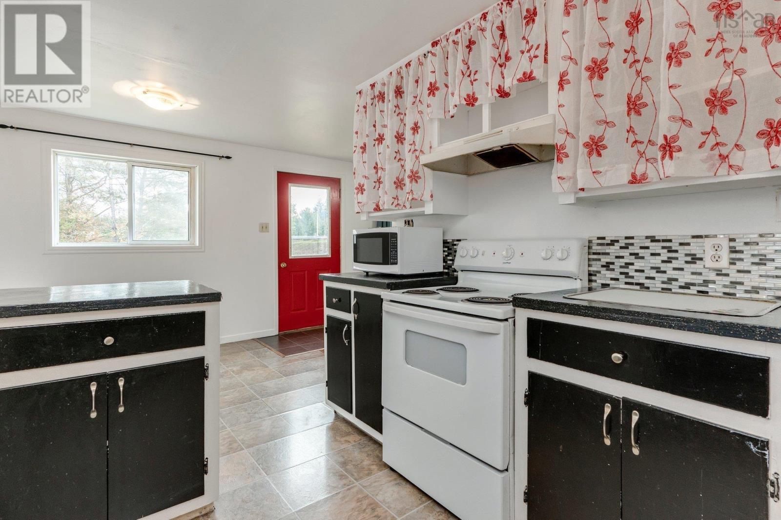 61 Dunlop Road, Brooklyn, Nova Scotia  B0N 2A0 - Photo 12 - 202522343