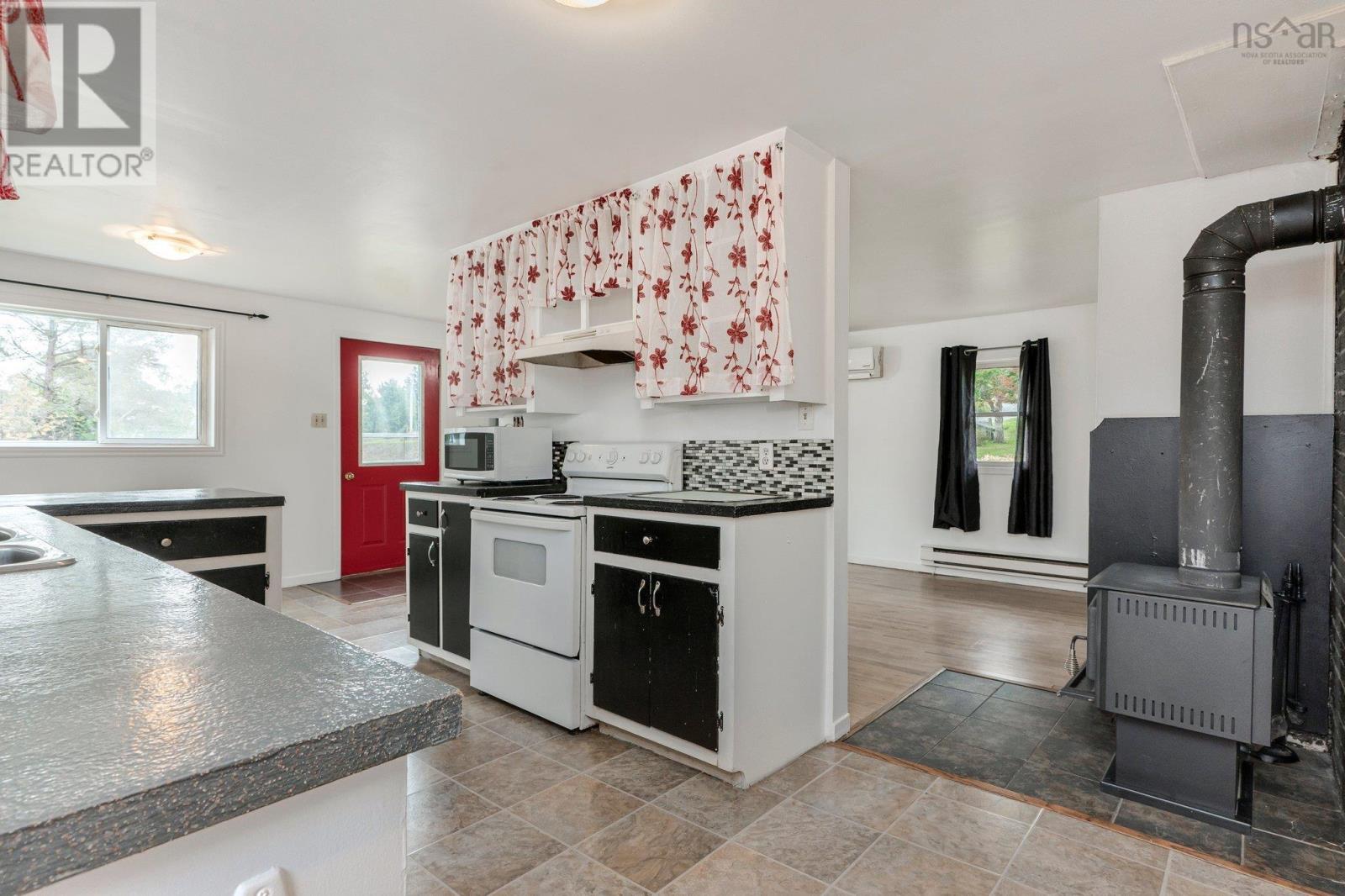 61 Dunlop Road, Brooklyn, Nova Scotia  B0N 2A0 - Photo 13 - 202522343