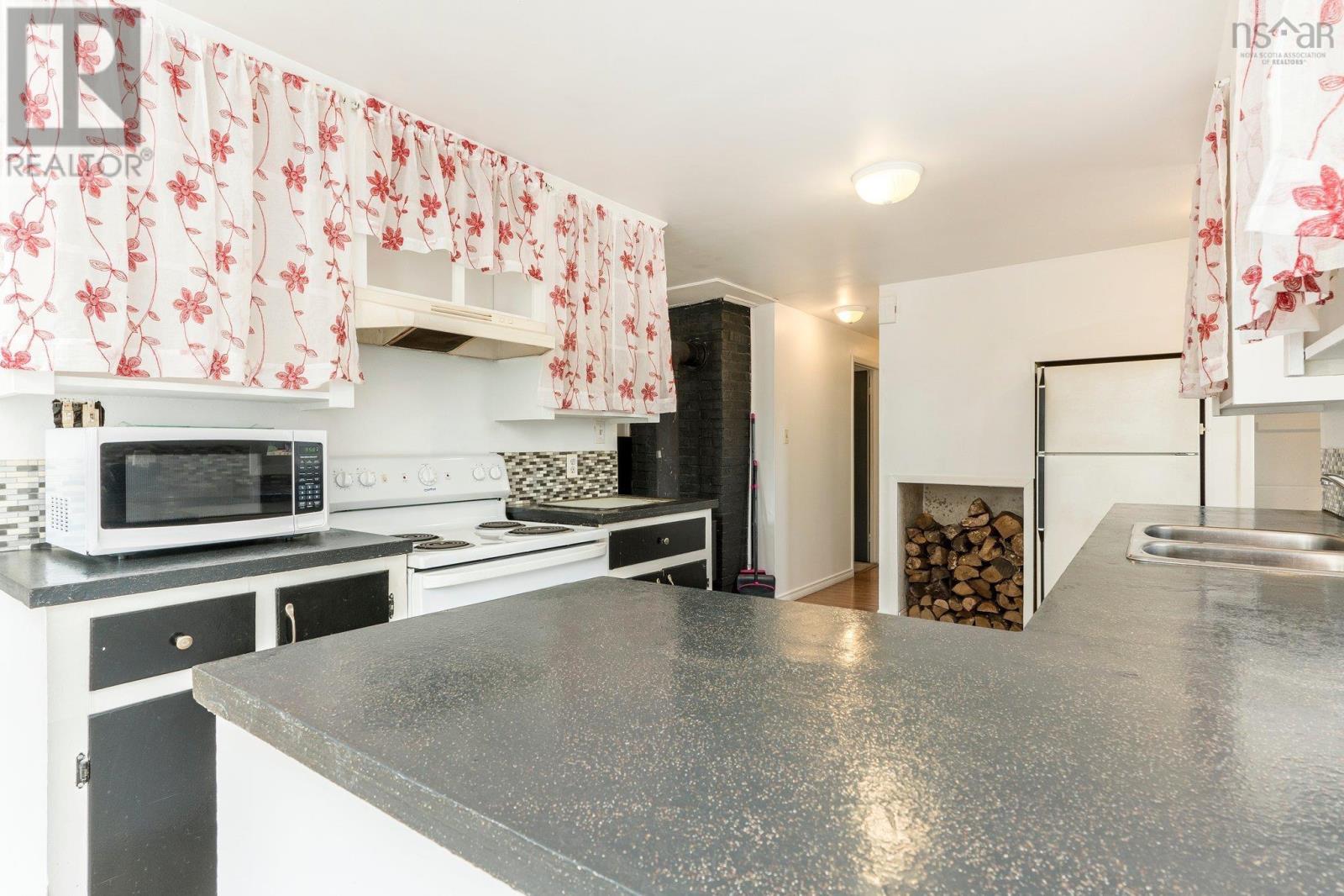 61 Dunlop Road, Brooklyn, Nova Scotia  B0N 2A0 - Photo 9 - 202522343