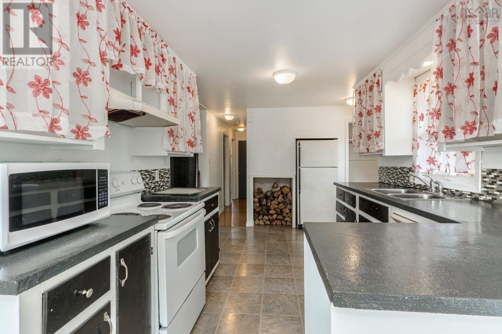 61 Dunlop Road, Brooklyn, Nova Scotia  B0N 2A0 - Photo 8 - 202522343