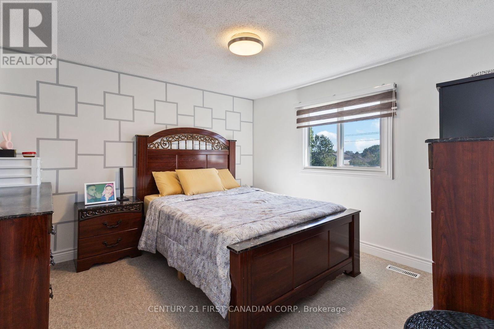 172 Golfdale Crescent, London South (South Q), Ontario  N6C 5X4 - Photo 12 - X12446205