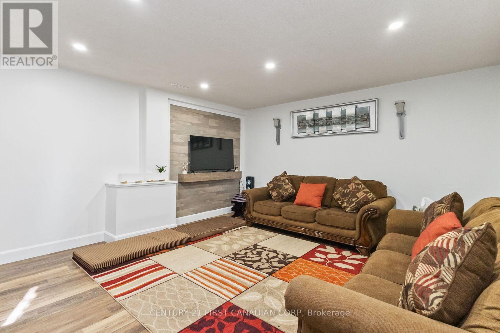 172 Golfdale Crescent, London South (South Q), Ontario  N6C 5X4 - Photo 21 - X12446205