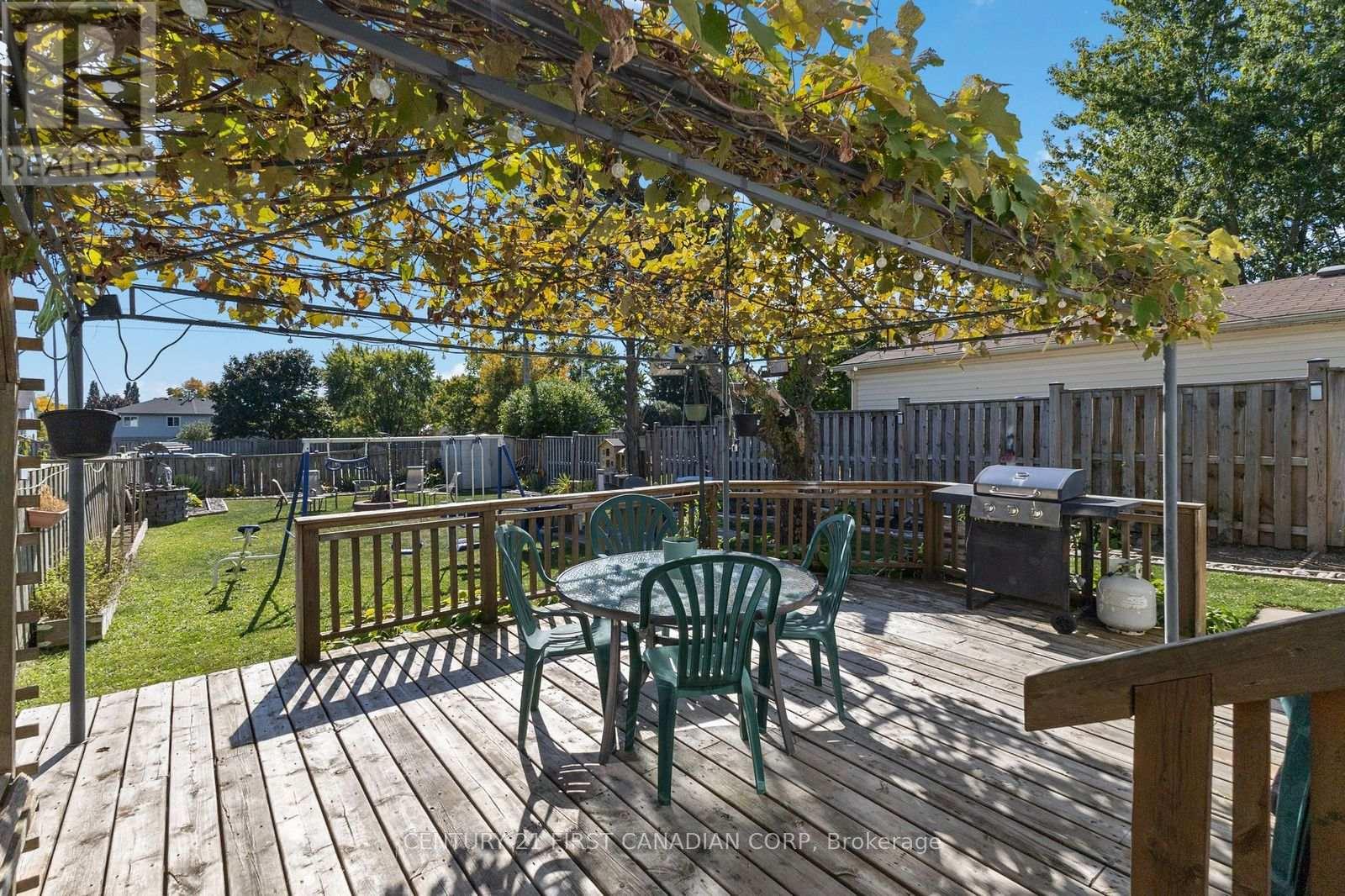 172 Golfdale Crescent, London South (South Q), Ontario  N6C 5X4 - Photo 27 - X12446205