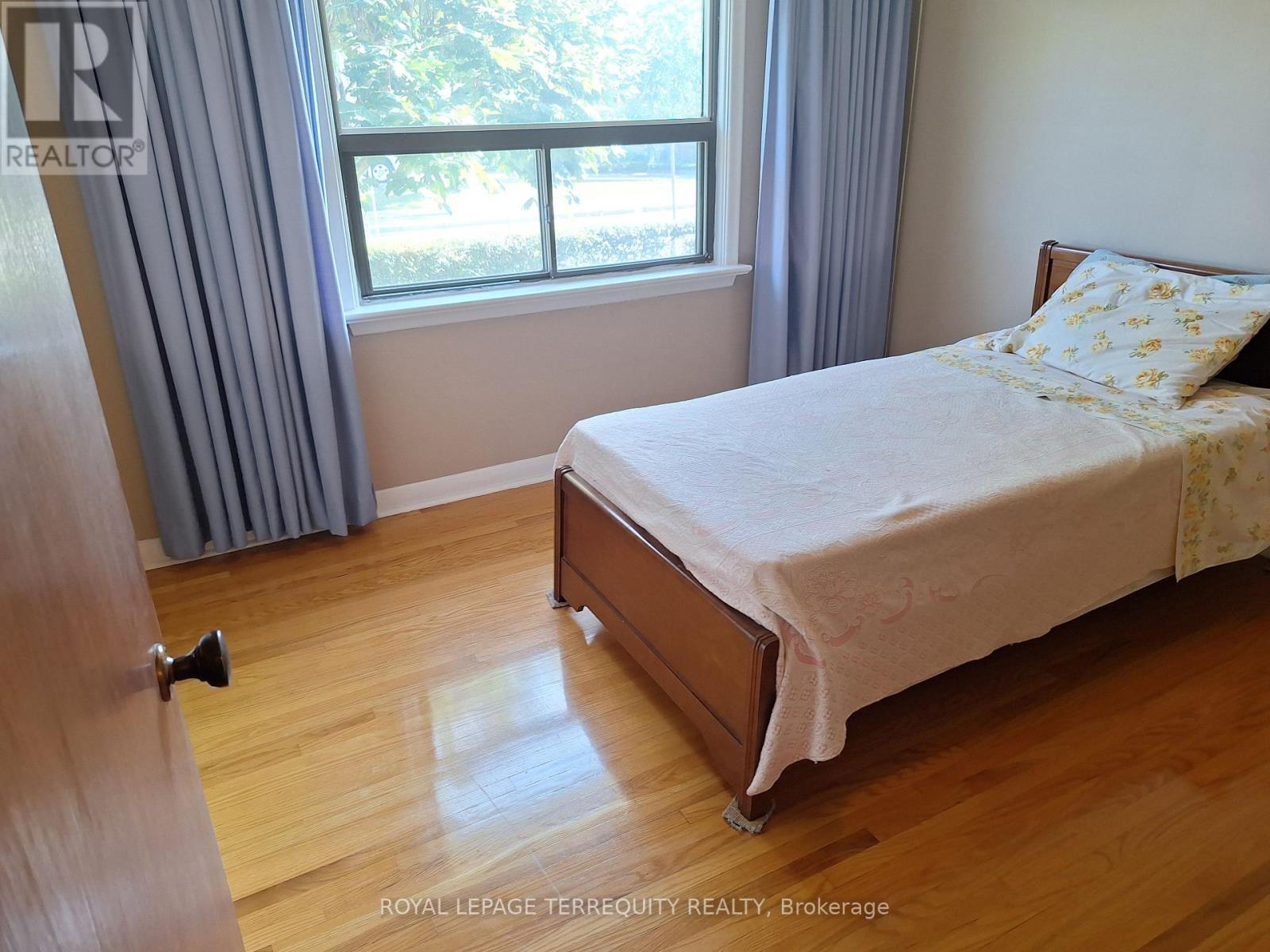 10 Maniza Road, Toronto, Ontario  M3K 1R5 - Photo 10 - W12446182