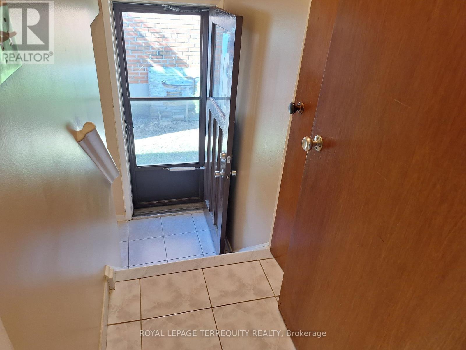 10 Maniza Road, Toronto, Ontario  M3K 1R5 - Photo 11 - W12446182