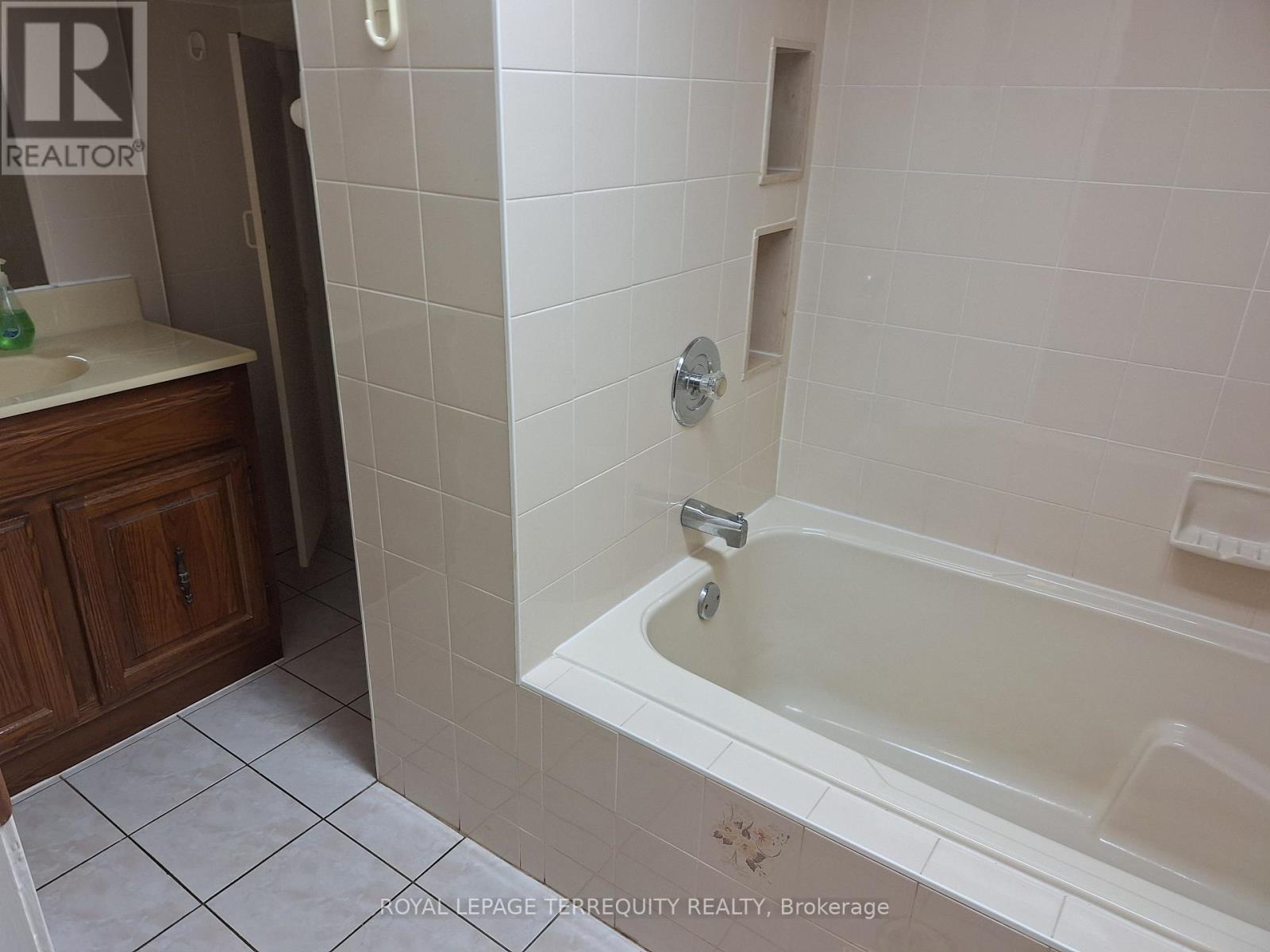 10 Maniza Road, Toronto, Ontario  M3K 1R5 - Photo 18 - W12446182