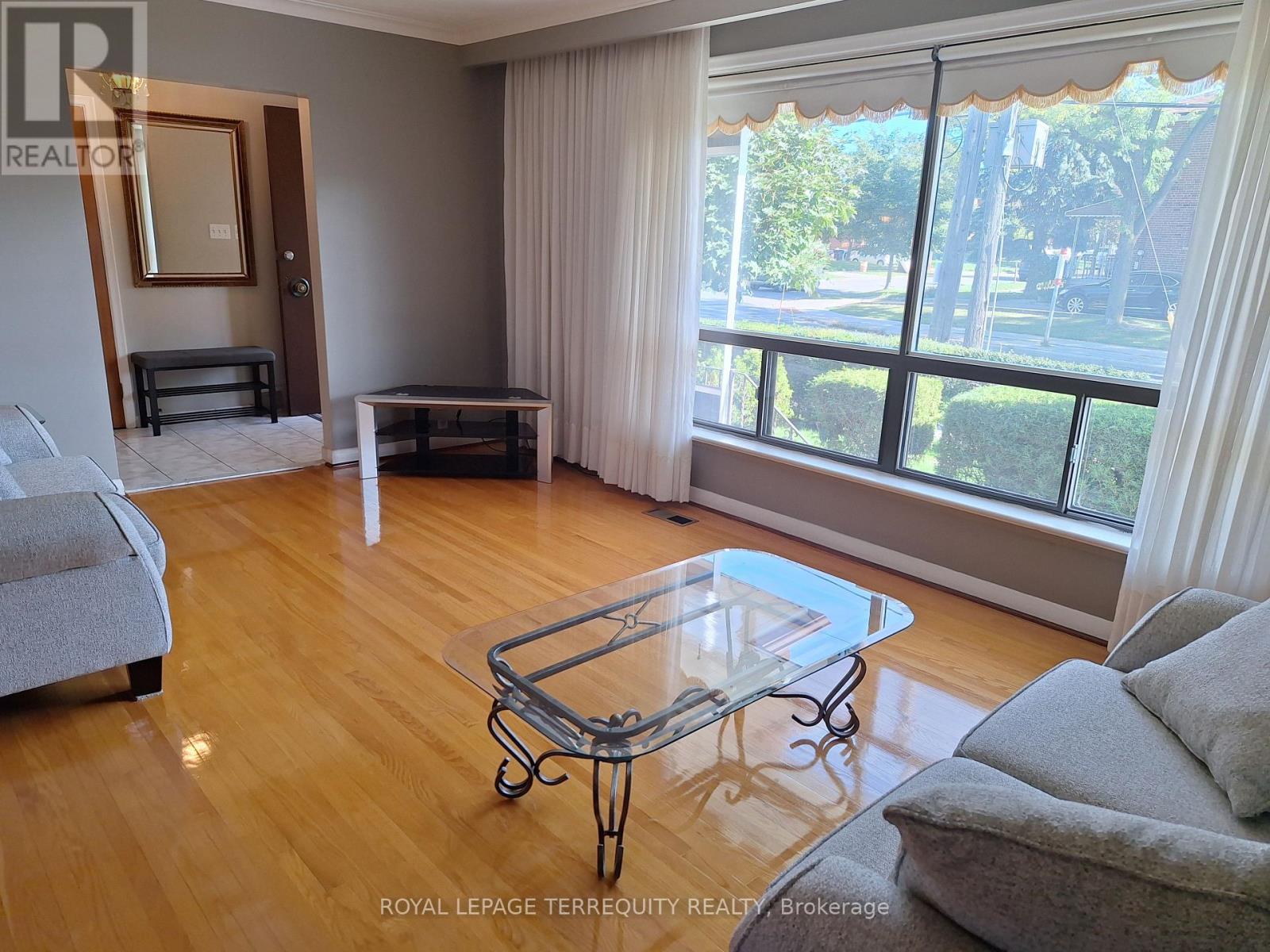 10 Maniza Road, Toronto, Ontario  M3K 1R5 - Photo 2 - W12446182