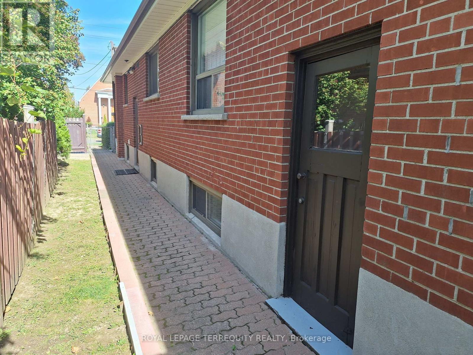 10 Maniza Road, Toronto, Ontario  M3K 1R5 - Photo 21 - W12446182