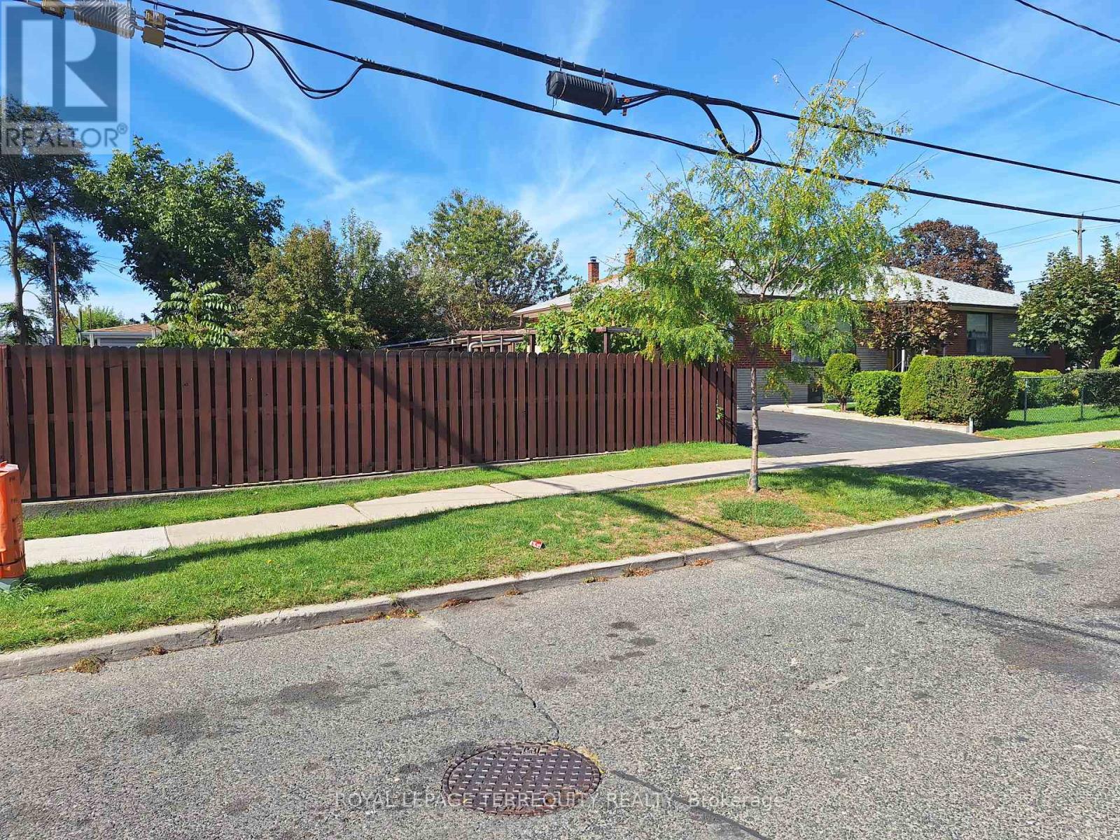 10 Maniza Road, Toronto, Ontario  M3K 1R5 - Photo 22 - W12446182