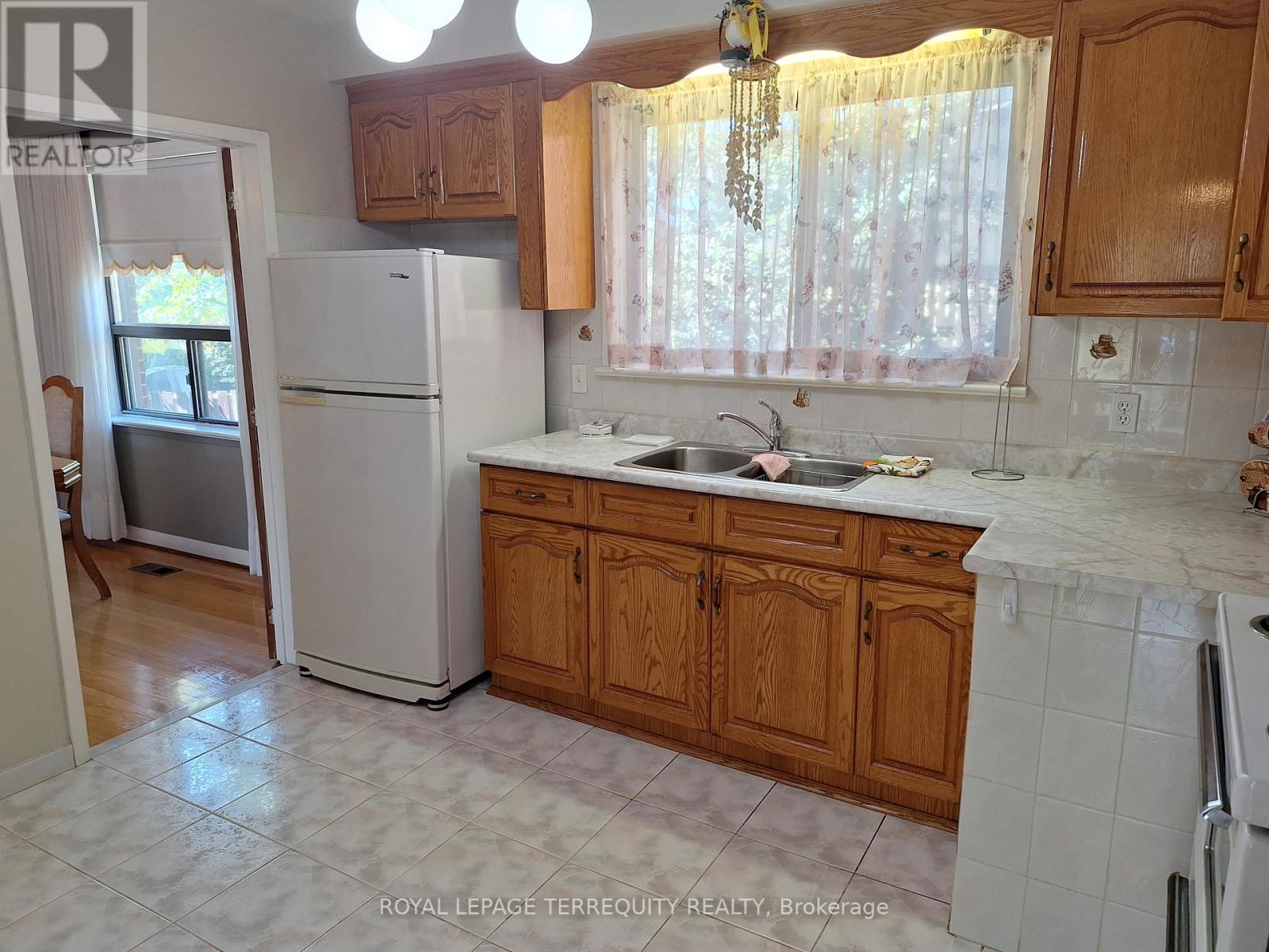 10 Maniza Road, Toronto, Ontario  M3K 1R5 - Photo 5 - W12446182