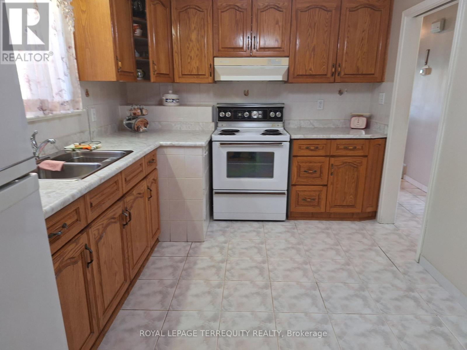 10 Maniza Road, Toronto, Ontario  M3K 1R5 - Photo 6 - W12446182