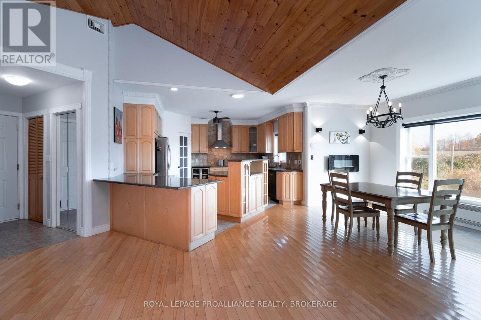10 North Shore Road, Frontenac Islands, Ontario  K7G 2V6 - Photo 6 - X12446251