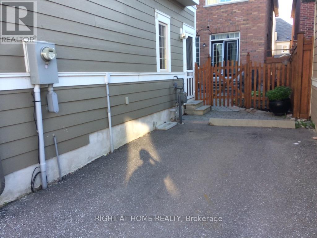 Coach House - 7 Ivy Stone Court, Markham, Ontario  L6B 1H6 - Photo 3 - N12314195