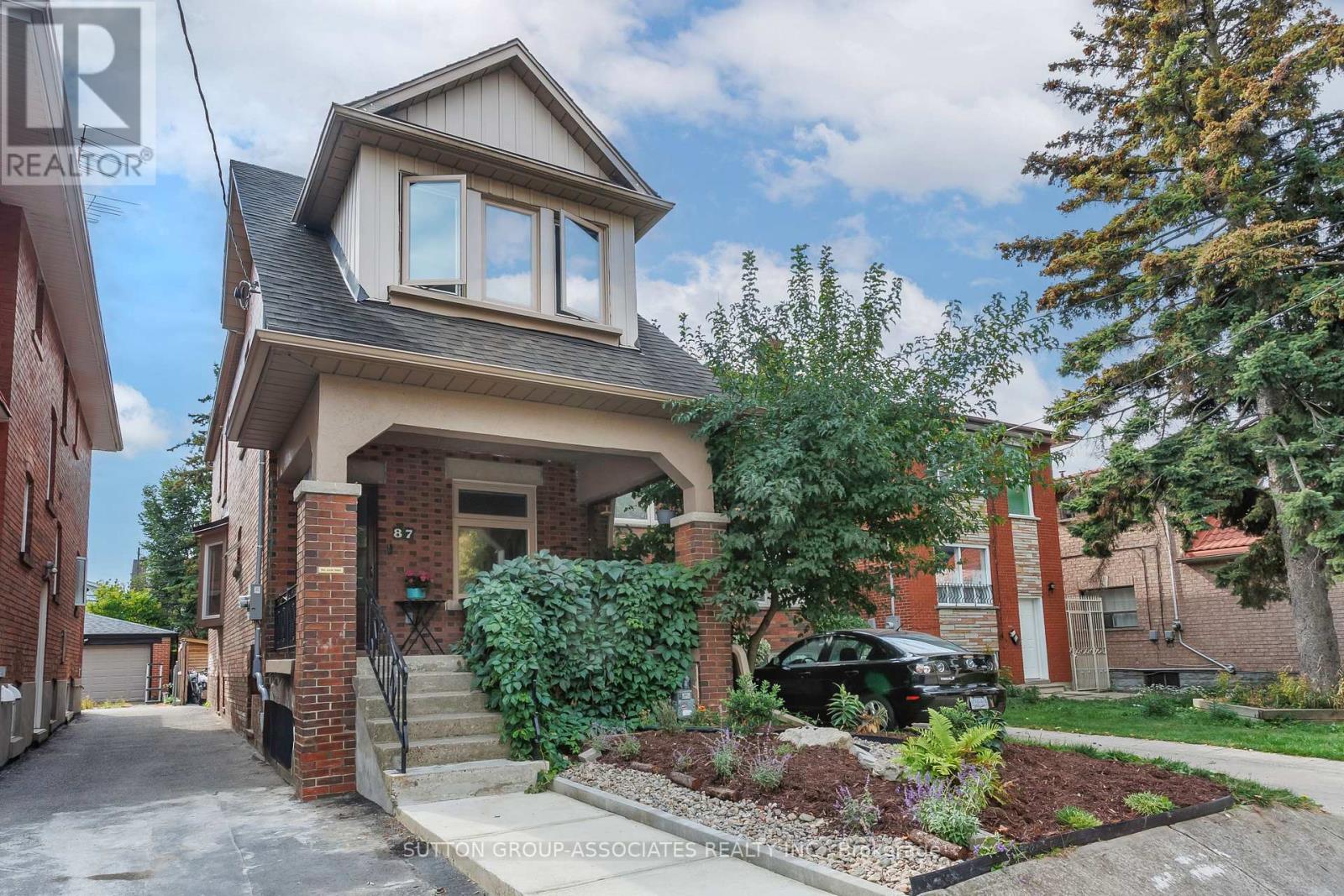 87 PETERBOROUGH AVENUE, Toronto, Ontario