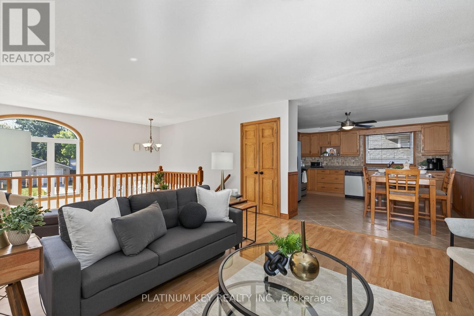 29 Dell Drive, Strathroy-Caradoc (Sw), Ontario  N7G 1C6 - Photo 2 - X12446254