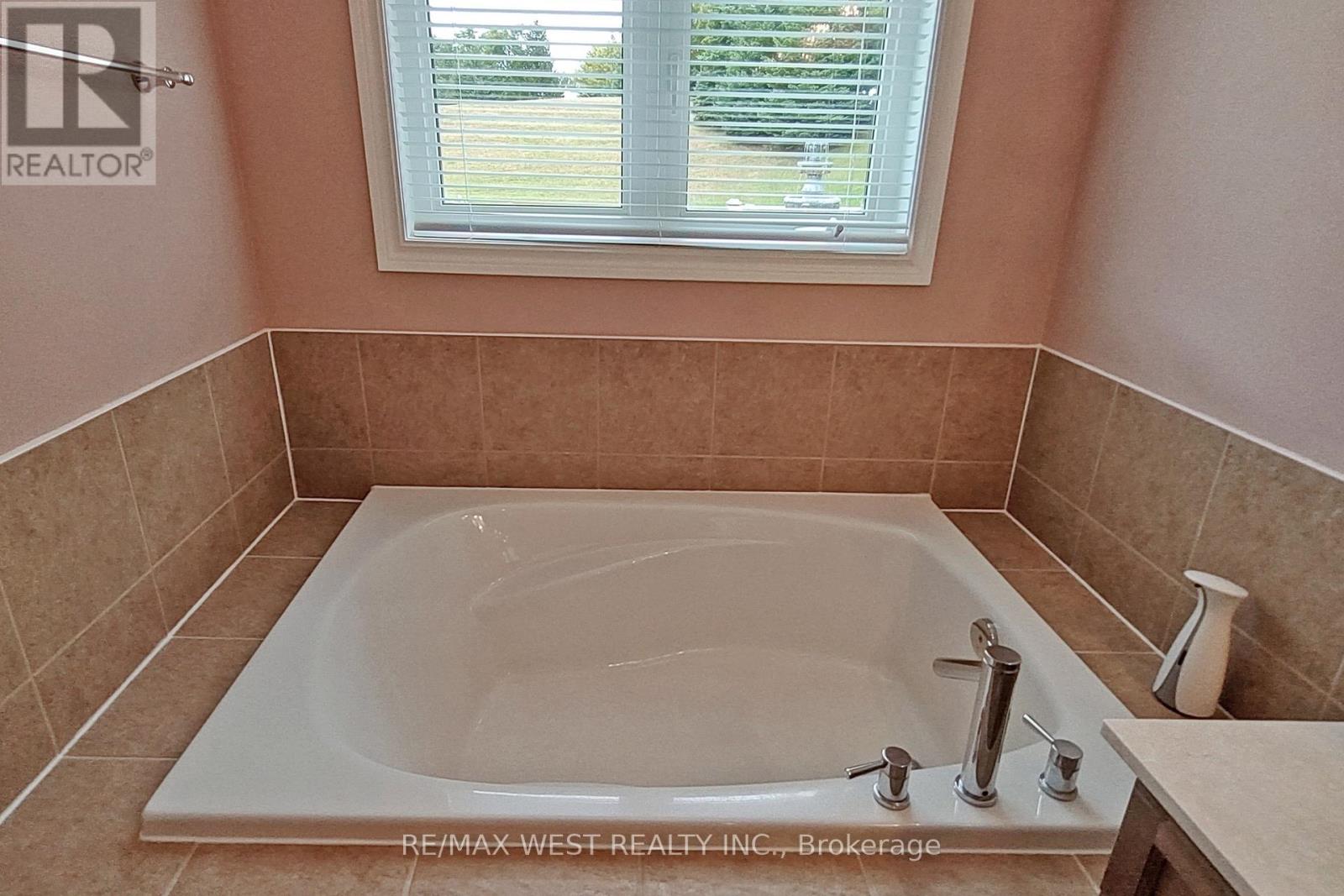 9 Aberfoyle Mill Crescent, Puslinch, Ontario  N0B 2J0 - Photo 24 - X12446215